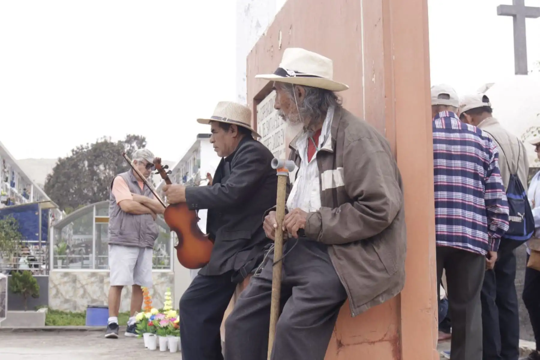 En el Día de Todos los Santos, más de 20,000 personas acudieron hasta el cementerio Divino Maestro de la ciudad ancashina de Chimbote para visitar a sus queridos que partieron hacia la eternidad; estimó la Sociedad de Beneficencia Pública de Chimbote, entidad que administra este campo santo. Foto: Difusión