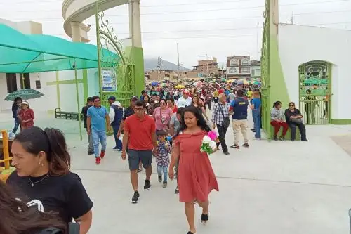 El cementerio Divino Maestro de Chimbote, el principal de la ciudad ancashina, abrió sus puertas desde muy temprano. Foto: ANDINA/Cortesía Gonzalo Horna