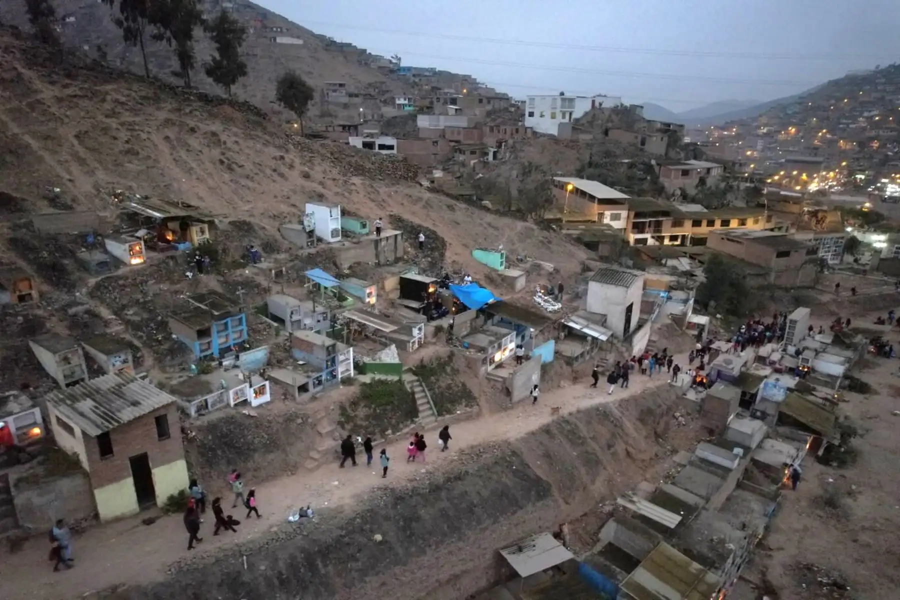 El Cementerio Virgen de Lourdes, conocido popularmente como Nueva Esperanza, fue abierto en el año 1961 y desde su creación tuvo alma provinciana. Se calcula que aloja a más de un millón de difuntos, básicamente emigrantes que llegaron a Lima en busca de un futuro mejor. Foto: Daniel Bracamonte