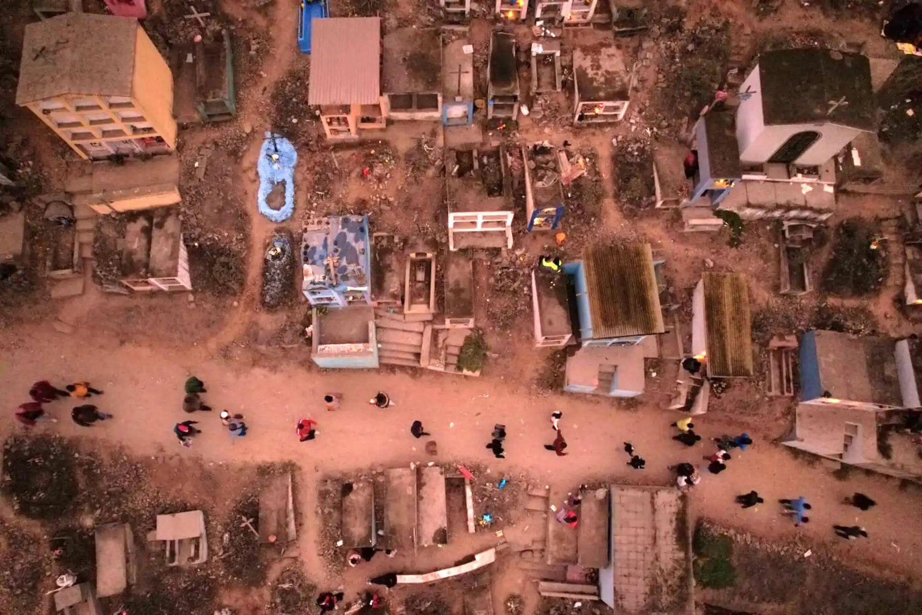 El Cementerio Virgen de Lourdes, conocido popularmente como Nueva Esperanza, fue abierto en el año 1961 y desde su creación tuvo alma provinciana. Se calcula que aloja a más de un millón de difuntos, básicamente emigrantes que llegaron a Lima en busca de un futuro mejor. Foto: Daniel Bracamonte