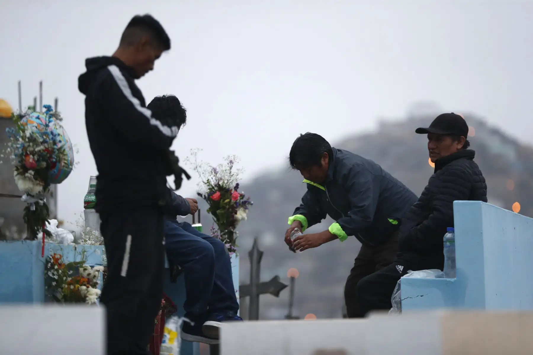 El Día de Todos los Santos no falta la música, la comida y las flores. La mayoría apostará por un atado de claveles amarillos, gladiolos blancos y algunas rosas solitarias, que se balancearán con el paso tembloroso de quienes buscan acortar el camino. Foto: ANDINA/ Daniel Bracamonte