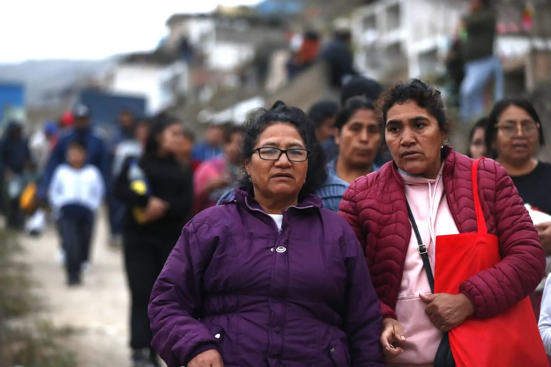 El Día de Todos los Santos no falta la música, la comida y las flores. La mayoría apostará por un atado de claveles amarillos, gladiolos blancos y algunas rosas solitarias, que se balancearán con el paso tembloroso de quienes buscan acortar el camino. Foto: ANDINA/ Daniel Bracamonte