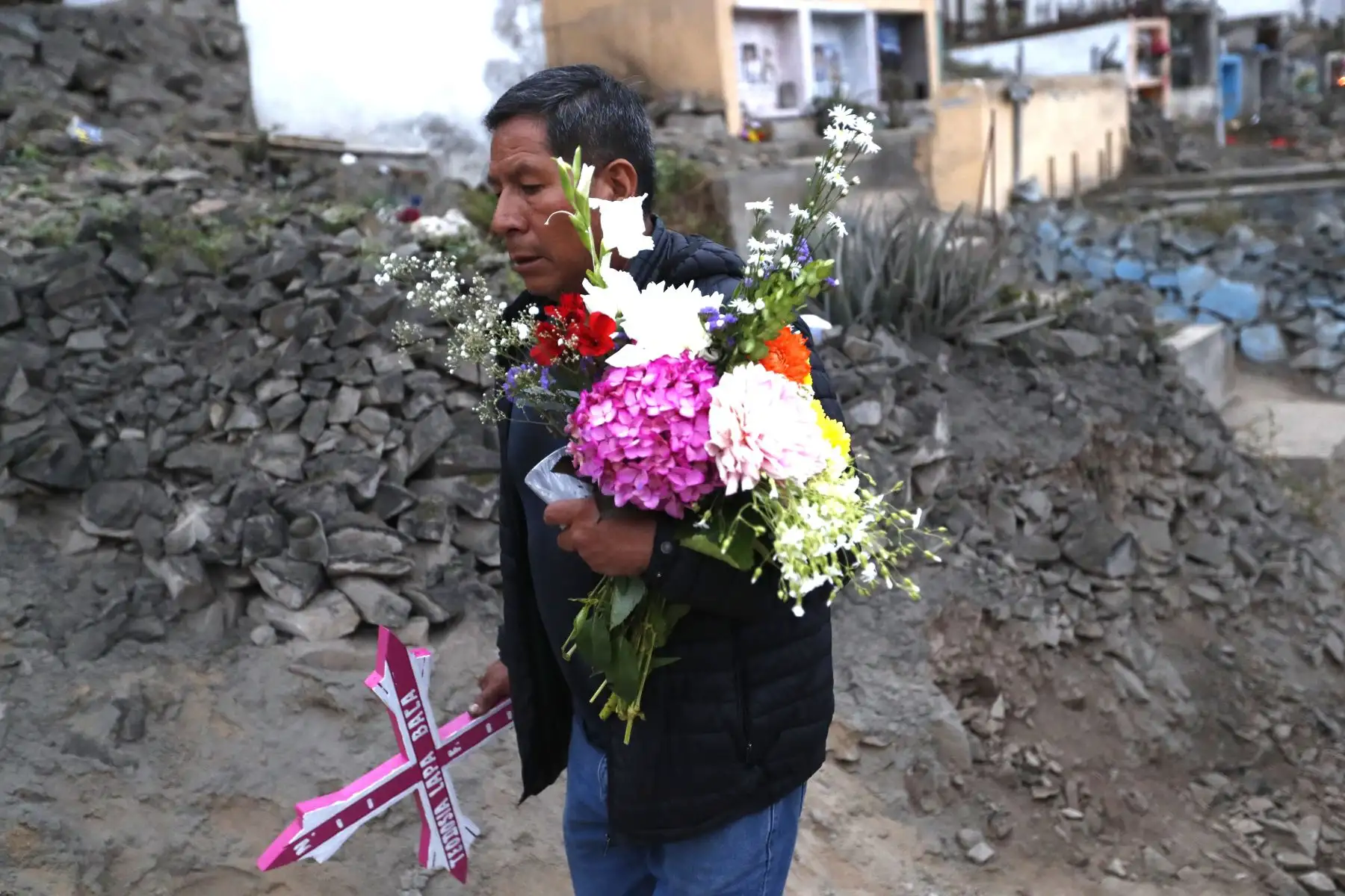 Como todos los años, las familias llegarán con mochilas llenas de “regalitos” para sus difuntos y elementos para alegrar su última morada. No faltan las ollas rebosantes de deliciosos potajes que unirán nuevamente a los huérfanos, a los viudos, a los padres que perdieron a sus hijos, juntos otra vez alrededor de un plato como lo hacían en vida. Foto: ANDINA/ Daniel Bracamonte