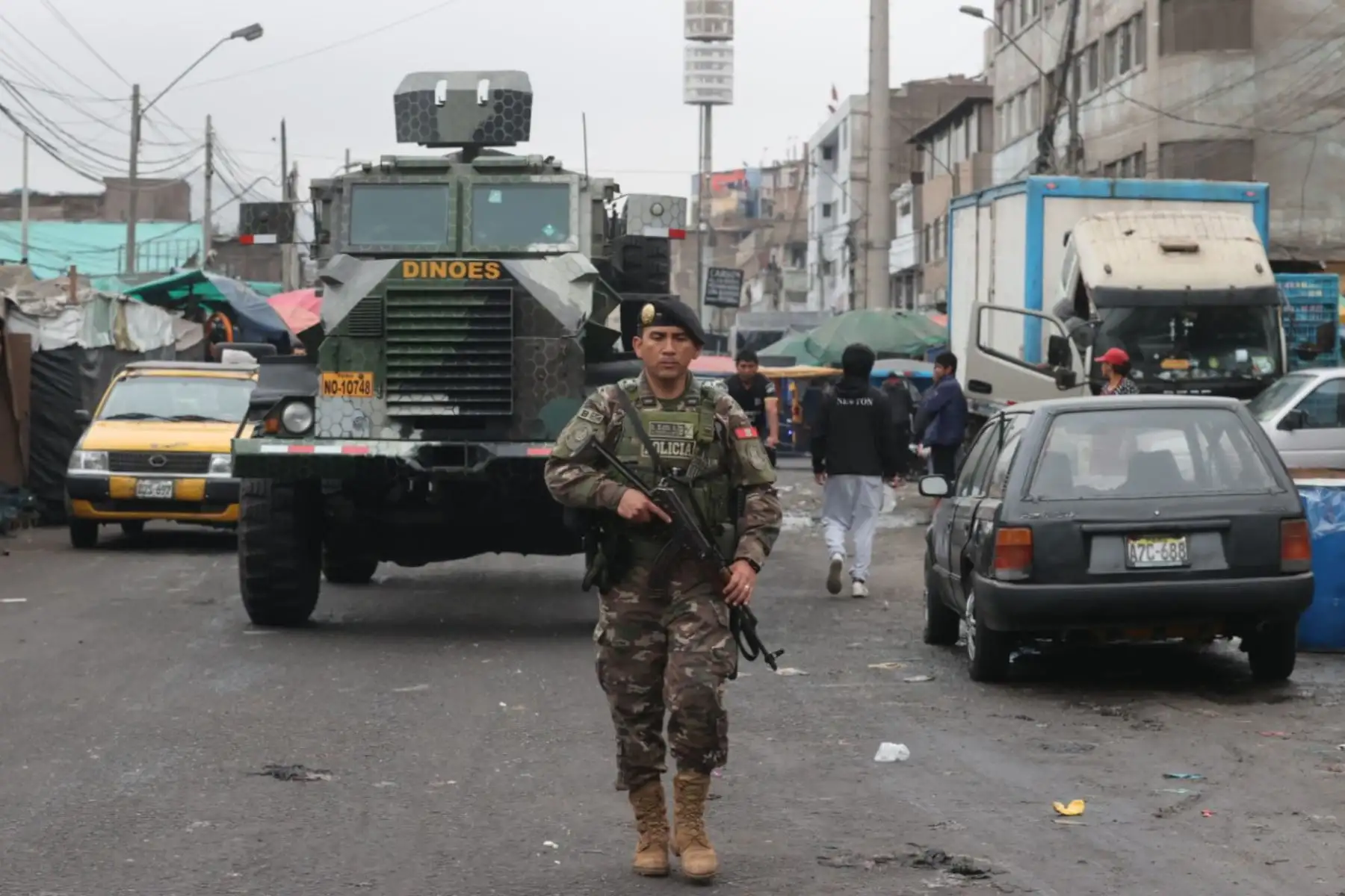 El jefe de la Región policial Lima, Roger Pérez, informó que la Policía Nacional desplegó también más de 500 agentes policiales en los más de 60 cementerios de la capital, a fin de prestar seguridad los ciudadanos que concurrieron a velar a sus seres queridos en el Día de Todos los Santos. Foto: ANDINA/ Juan Carlos Guzmán