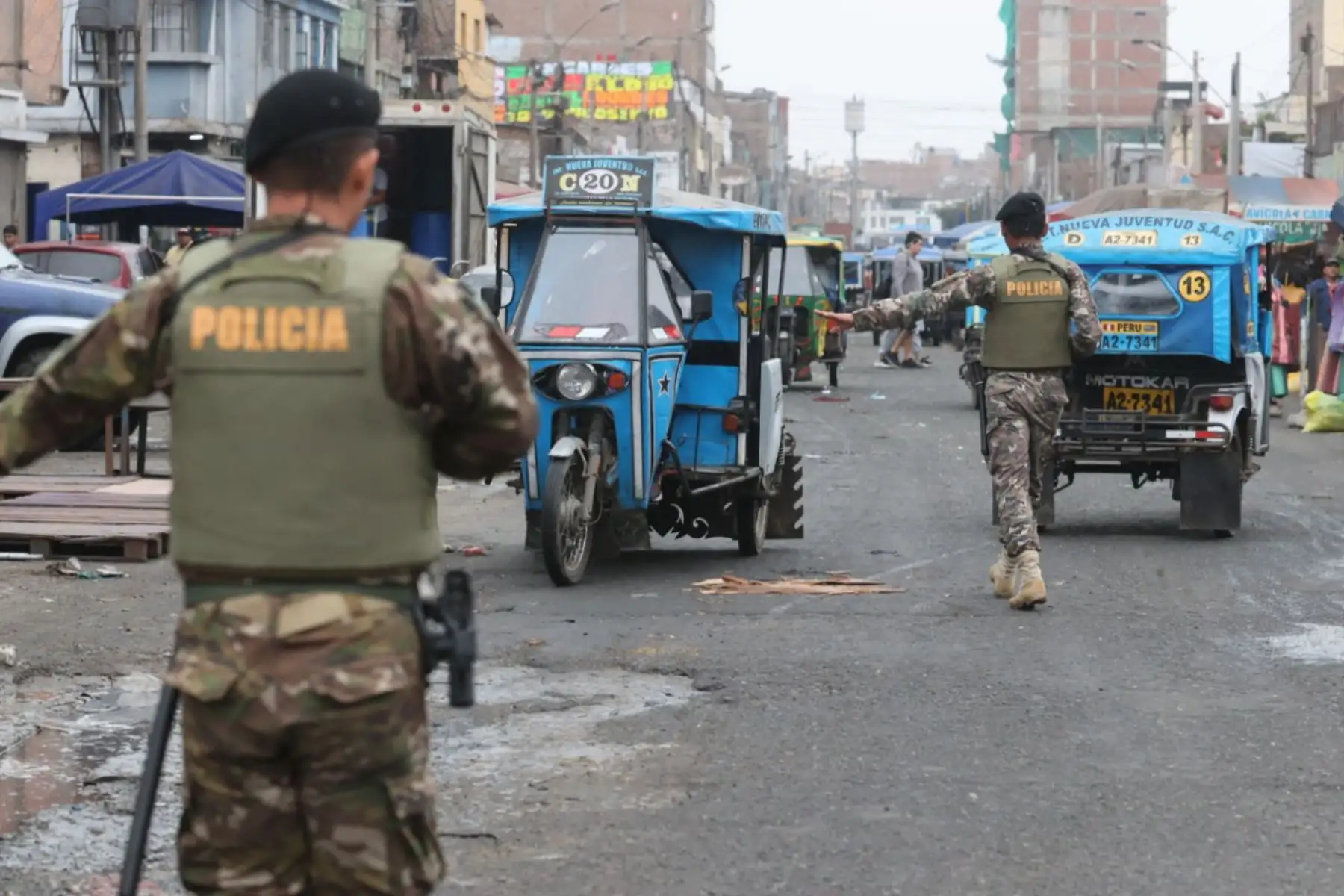 El jefe de la Región policial Lima, Roger Pérez, informó que la Policía Nacional desplegó también más de 500 agentes policiales en los más de 60 cementerios de la capital, a fin de prestar seguridad los ciudadanos que concurrieron a velar a sus seres queridos en el Día de Todos los Santos. Foto: ANDINA/ Juan Carlos Guzmán