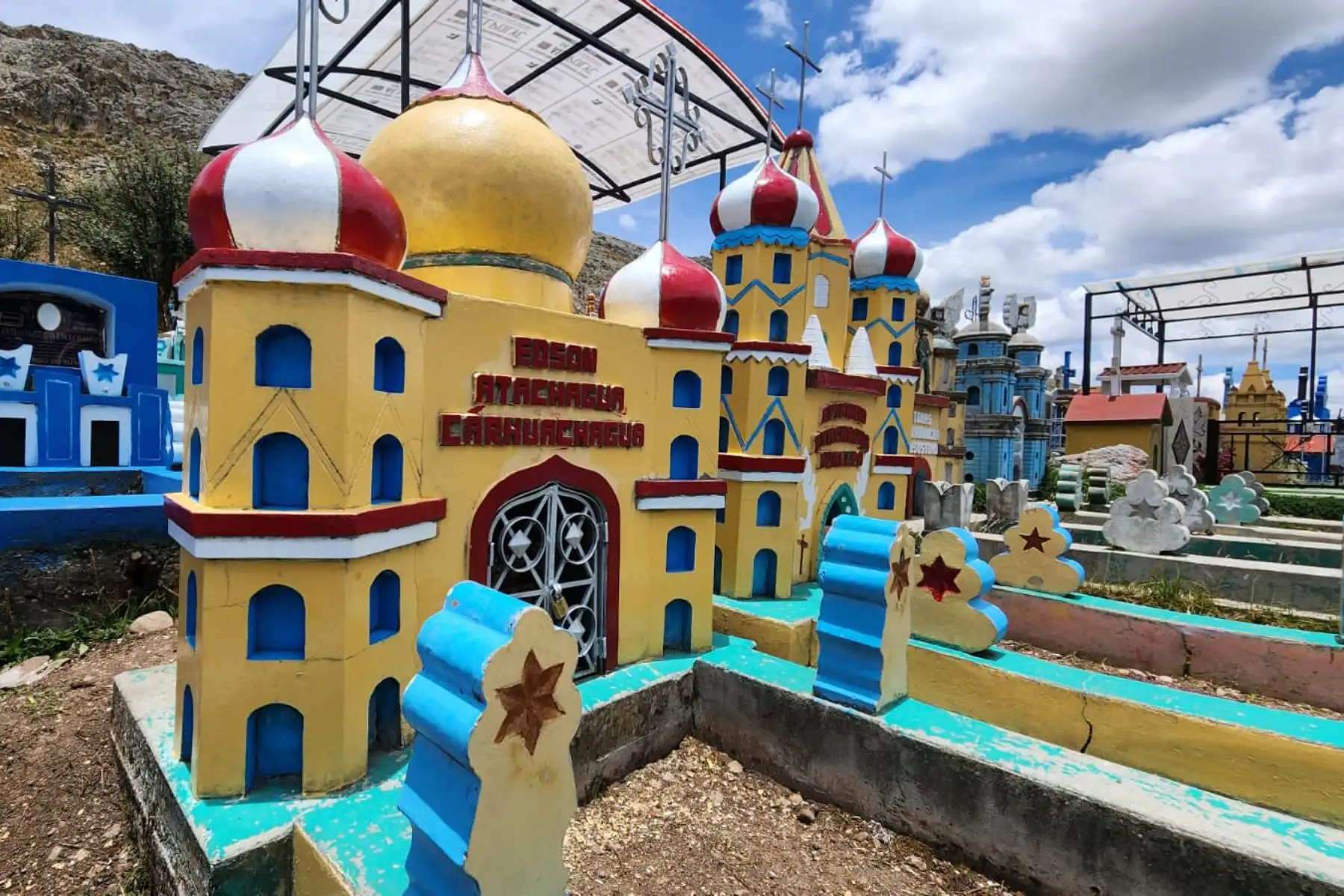 El cementerio “San Pedro”, de Ninacaca, Cerro de Pasco, se ha convertido en todo un atractivo turístico en esta región de la Sierra de Perú. Y es que, a pesar de lo lúgubre que puede ser un camposanto, este es muy visitado en estas fechas para homenajear a los difuntos y también para apreciar su variado y colorido diseño arquitectónico. Foto: ANDINA