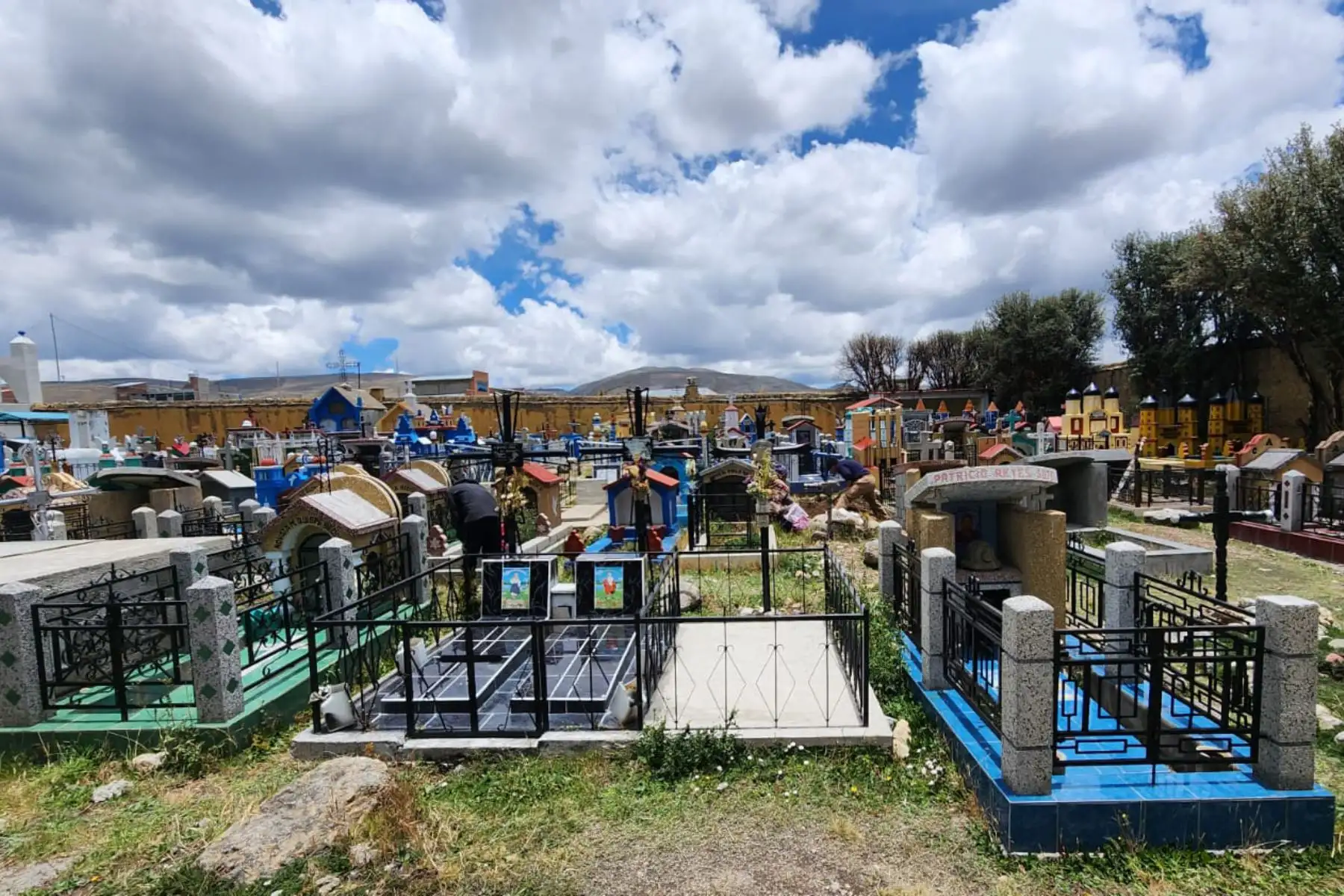 El cementerio “San Pedro”, de Ninacaca, Cerro de Pasco, se ha convertido en todo un atractivo turístico en esta región de la Sierra de Perú. Y es que, a pesar de lo lúgubre que puede ser un camposanto, este es muy visitado en estas fechas para homenajear a los difuntos y también para apreciar su variado y colorido diseño arquitectónico. Foto: ANDINA