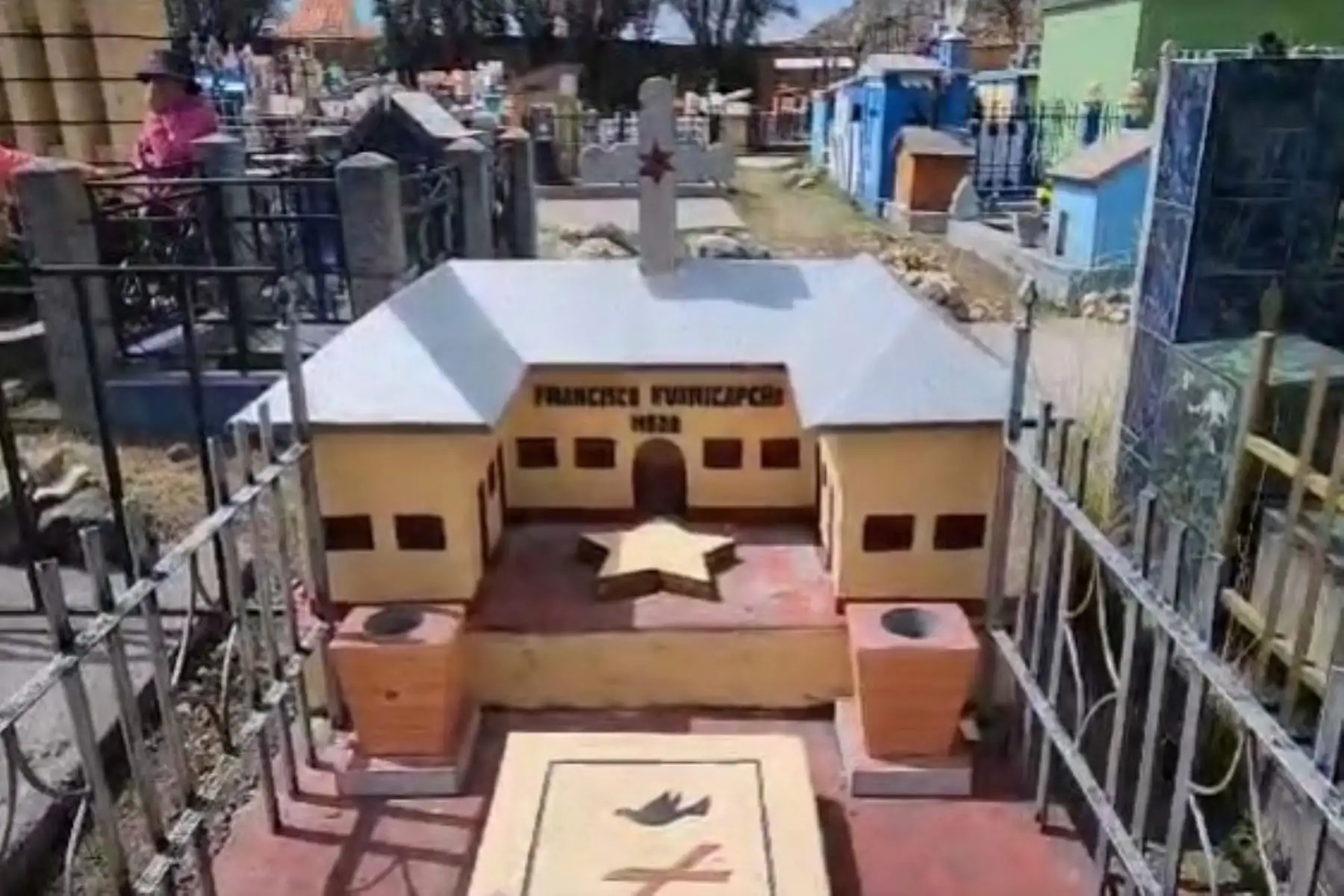 El cementerio tiene una extensión aproximada de 400m2, aquí se aprecia la creatividad y originalidad de las lápidas y tumbas con diseño arquitectónico. Este camposanto se ubica a 4140 m.s.n.m. Foto: ANDINA