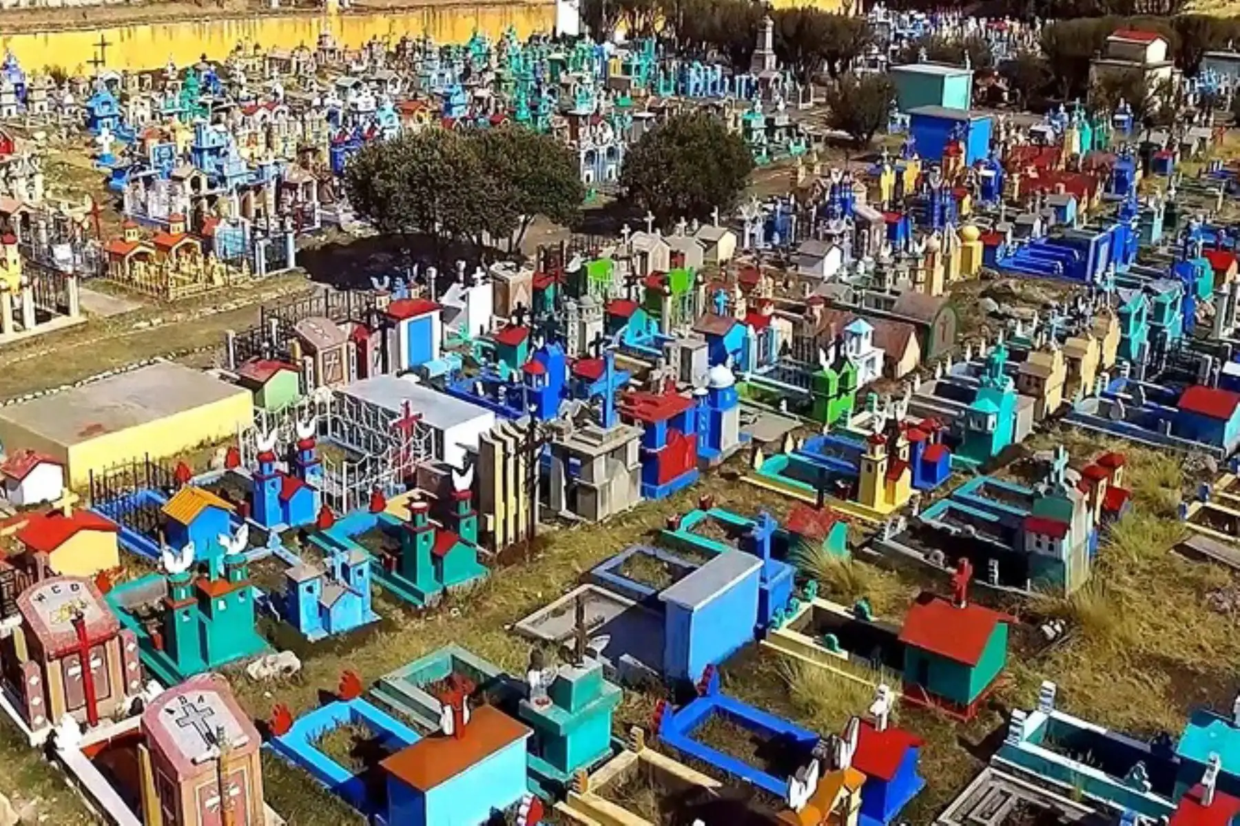 El cementerio tiene una extensión aproximada de 400m2, aquí se aprecia la creatividad y originalidad de las lápidas y tumbas con diseño arquitectónico. Este camposanto se ubica a 4140 m.s.n.m. Foto: ANDINA