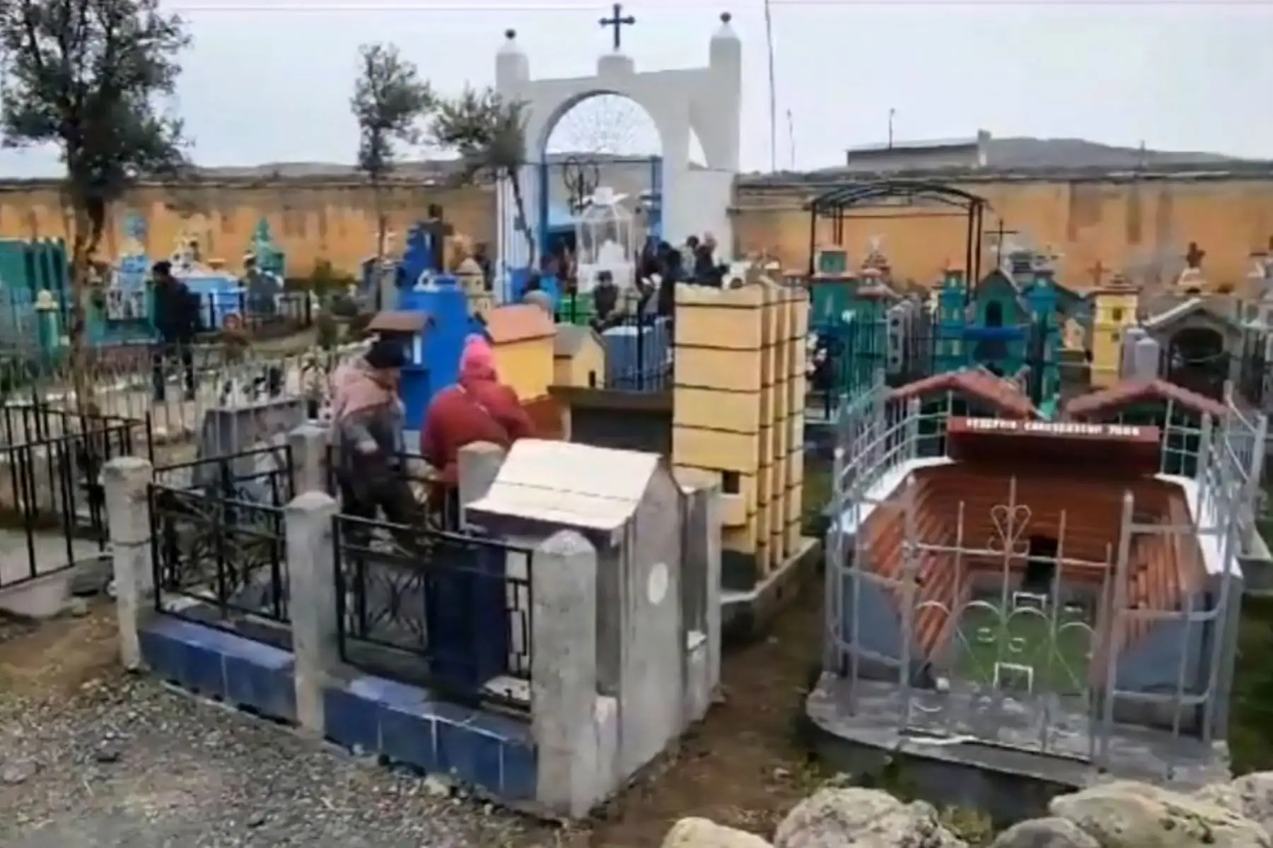 Mausoleos réplica de comisarías, viviendas, estadios como el de Matute y Liverpool; escuelas, palacios municipales, capillas, iglesias, capilla del Señor de Muruhuay, catedral de Tarma, ambulancias, sastrerías, edificios, castillos, y detalle de edificaciones rusas, entre otros, componen este atractivo camposanto en la región Cerro de Pasco, Perú. Foto: ANDINA
