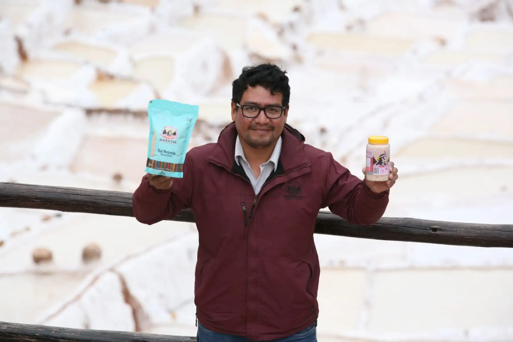 El sal de Maras tiene un bien ganado prestigio por sus beneficios a la salud. Conoce cómo las comunidades de ese distrito cusqueño extraen y procesan, con técnicas ancestrales para el proceso y extracción de la sal milenaria. Ahora están a la búsqueda de obtener la certificación que reconoce su origen. Foto: ANDINA/ Difusión