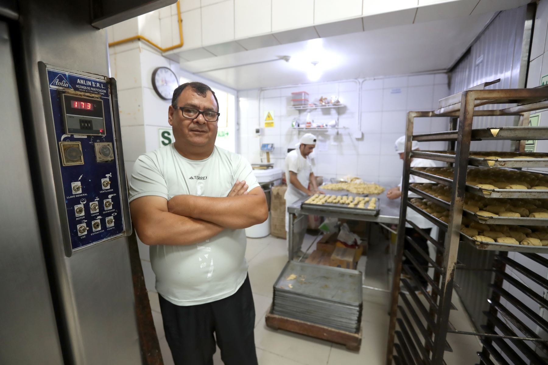 Eulogio Chávez Orué es un próspero empresario panadero e inmobiliario, de 60 años, que tiene el sueño de abrir una cuarta panadería y superar a sus colegas franceses, elaborando los mejores panes.  ANDINA/Ricardo Cuba