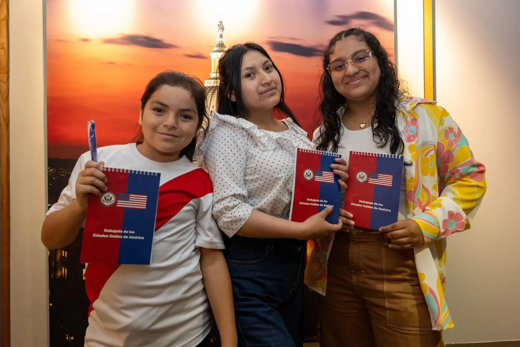 Ellas son las niñas y adolescentes peruanas provenientes de diversas regiones que ya se encuentran de viaje rumbo a Houston, EE.UU., para conocer el Space Center de la NASA, como parte del programa She Is Astronauta, donde podrán conocer a profesionales e ingenieras aeroespaciales. Foto: Embajada de EE.UU. en Perú
