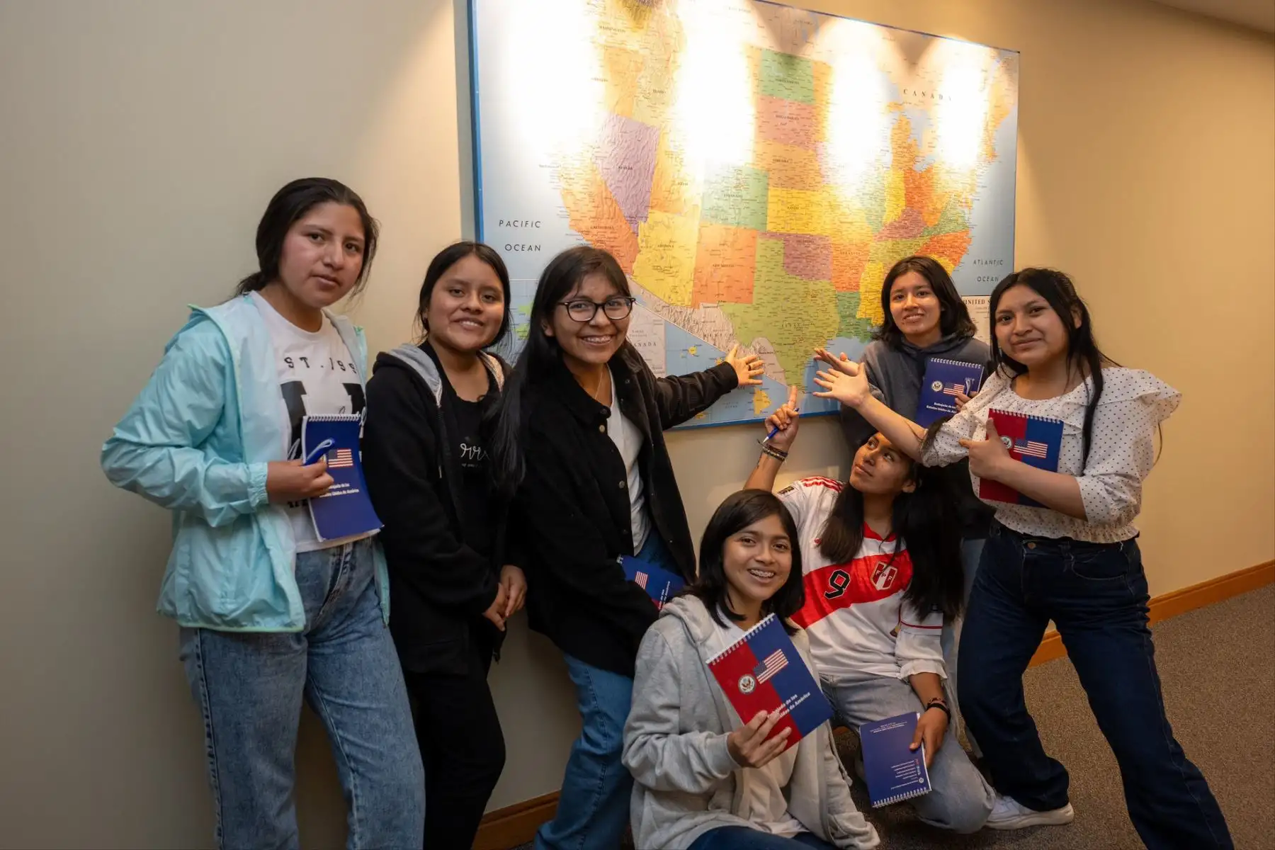 Ellas son las niñas y adolescentes peruanas provenientes de diversas regiones que ya se encuentran de viaje rumbo a Houston, EE.UU., para conocer el Space Center de la NASA, como parte del programa She Is Astronauta, donde podrán conocer a profesionales e ingenieras aeroespaciales. Foto: Embajada de EE.UU. en Perú
