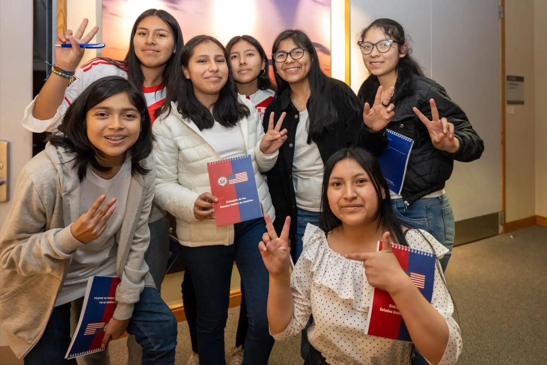 Ellas son las niñas y adolescentes peruanas provenientes de diversas regiones que ya se encuentran de viaje rumbo a Houston, EE.UU., para conocer el Space Center de la NASA, como parte del programa She Is Astronauta, donde podrán conocer a profesionales e ingenieras aeroespaciales. Foto: Embajada de EE.UU. en Perú