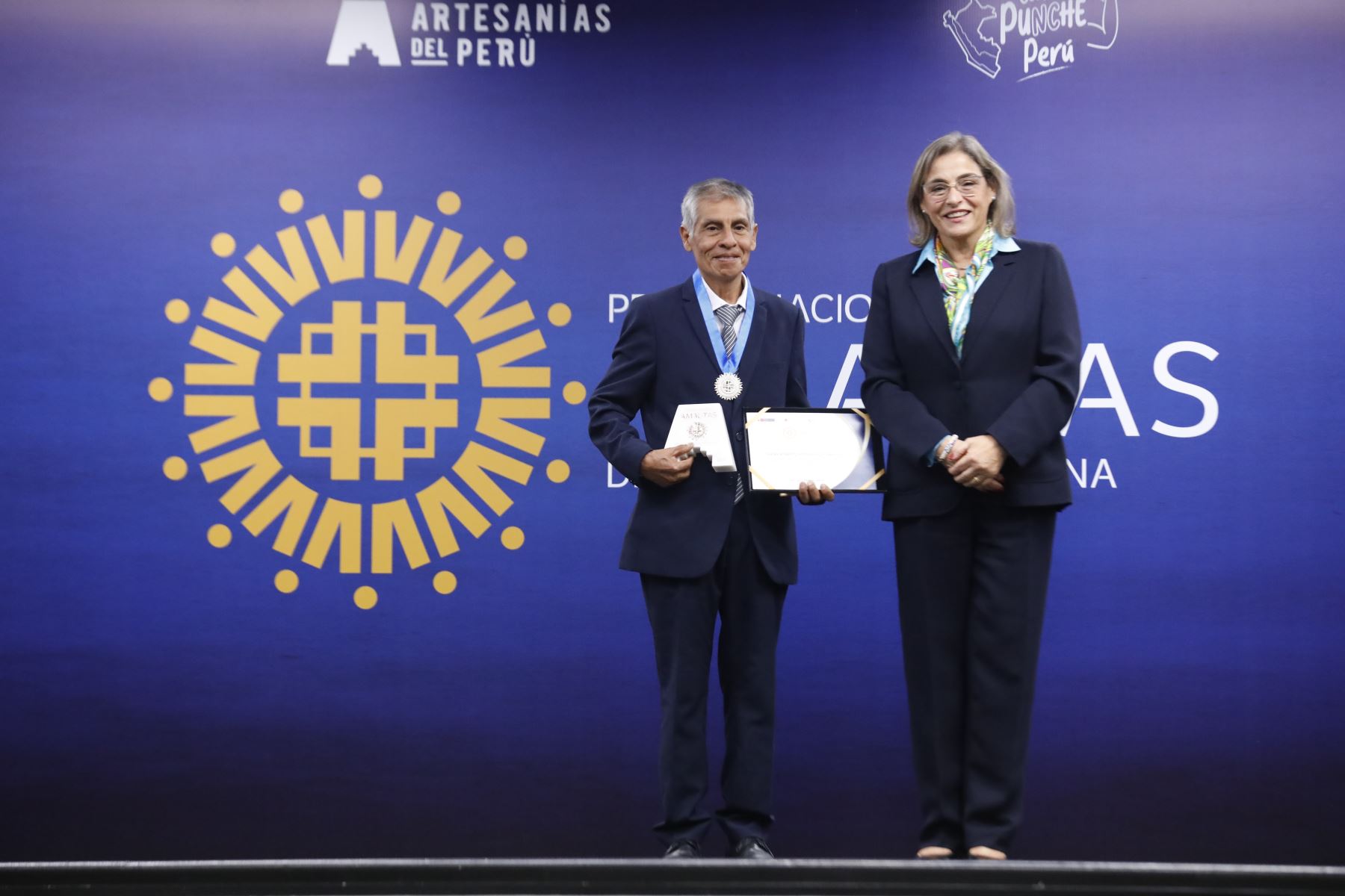 El Mincetur entregó al maestro Isaías Rodríguez Pomalaza el Premio Nacional Amautas de la Artesanía Peruana 2023. Foto: MINCETUR/Difusión.