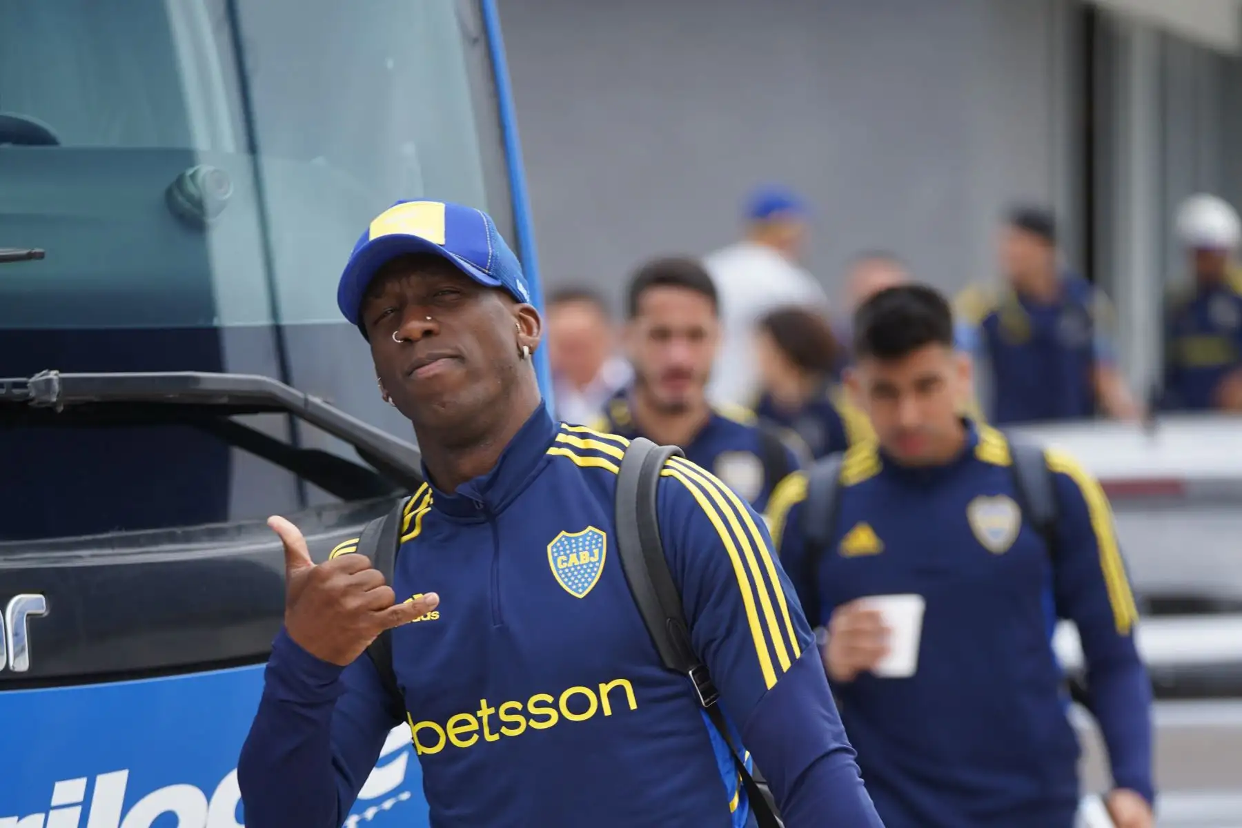 Este sábado 4 de noviembre Boca Juniors con el peruano Luis Advíncula, buscará vencer a Fluminense en el partido por la final de la Copa Libertadores 2023, en el mítico estadio Maracaná. Será la séptima final de Libertadores para Boca en Brasil y la segunda en Río de Janeiro. El equipo del peruano se encuentra hace dos días en Brasil preparandose para este importante encuentro.
Foto: ANDINA/@ BocaJrsOficial