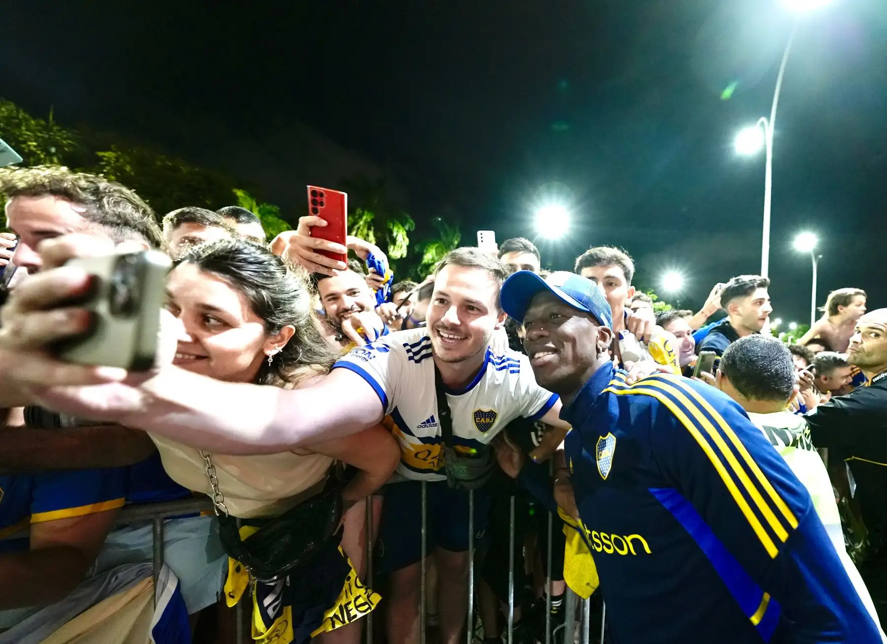 Este sábado 4 de noviembre Boca Juniors con el peruano Luis Advíncula, buscará vencer a Fluminense en el partido por la final de la Copa Libertadores 2023, en el mítico estadio Maracaná. Será la séptima final de Libertadores para Boca en Brasil y la segunda en Río de Janeiro. El equipo del peruano se encuentra hace dos días en Brasil preparandose para este importante encuentro.
Foto: ANDINA/@ BocaJrsOficial