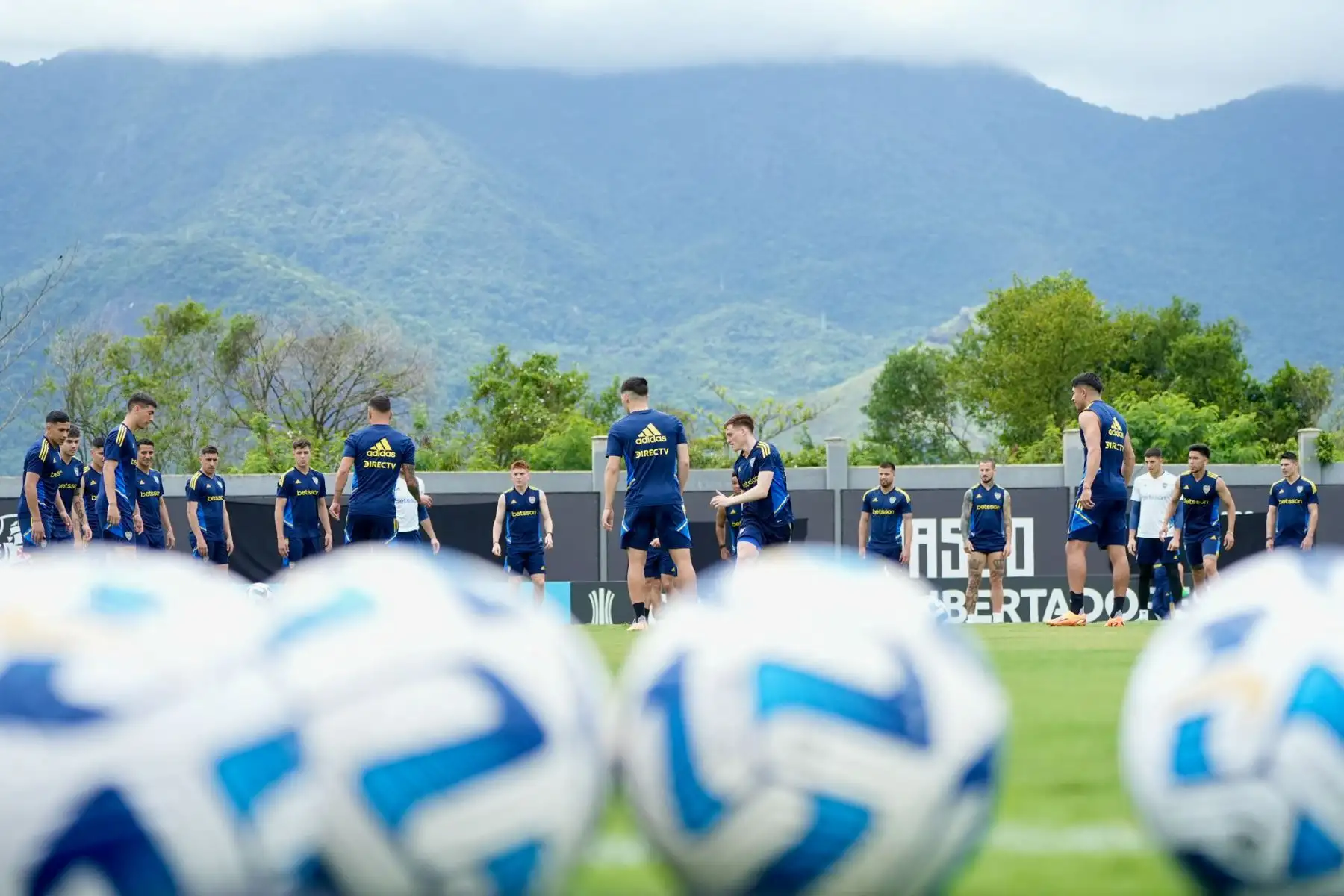 Los jugadores de Boca Juniors calientan durante un entrenamiento en el Centro de Entrenamiento Moacyr Barbosa, en Río de Janeiro (Brasil). La final de la Copa Libertadores se jugará el 4 de noviembre en el estadio Maracaná en Río de Janeiro entre Boca Juniors y el Fluminense.
Foto: ANDINA/@ BocaJrsOficial