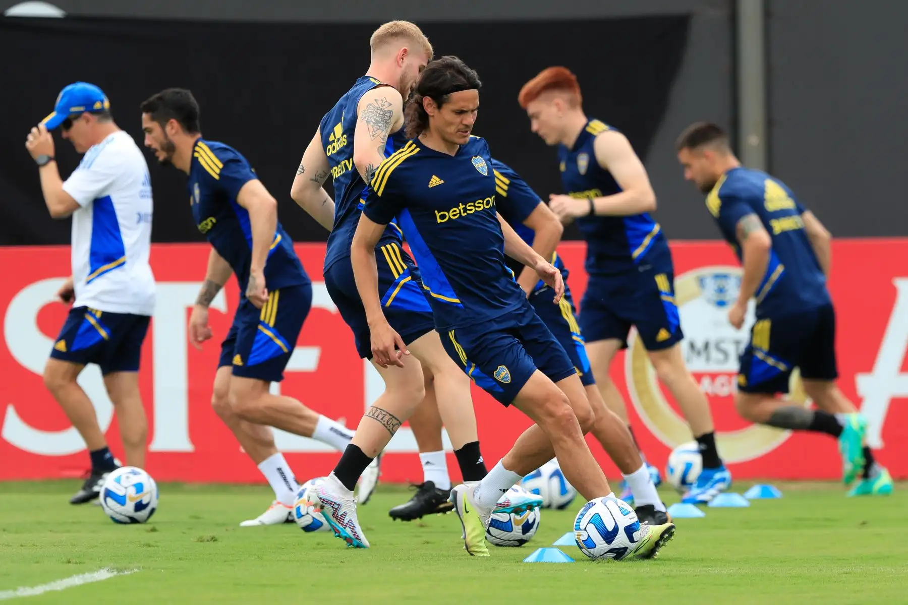 El jugador Edinson Cavani controla un balón hoy, durante un entrenamiento del equipo de Boca Juniors en el Centro de Entrenamiento Moacyr Barbosa, en Río de Janeiro (Brasil). La final de la Copa Libertadores se jugará el 4 de noviembre en el estadio Maracaná en Río de Janeiro entre Boca Juniors y el Fluminense.
Foto: EFE
