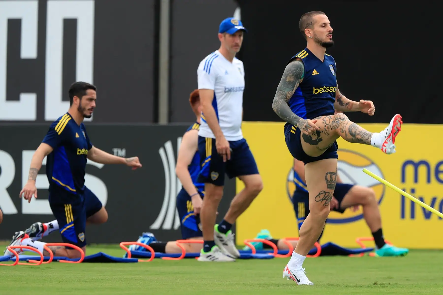 El jugador Dario Benedetto calienta hoy, durante un entrenamiento del equipo de Boca Juniors en el Centro de Entrenamiento Moacyr Barbosa, en Río de Janeiro (Brasil). La final de la Copa Libertadores se jugará el 4 de noviembre en el estadio Maracaná en Río de Janeiro entre Boca Juniors y el Fluminense.
Foto: EFE