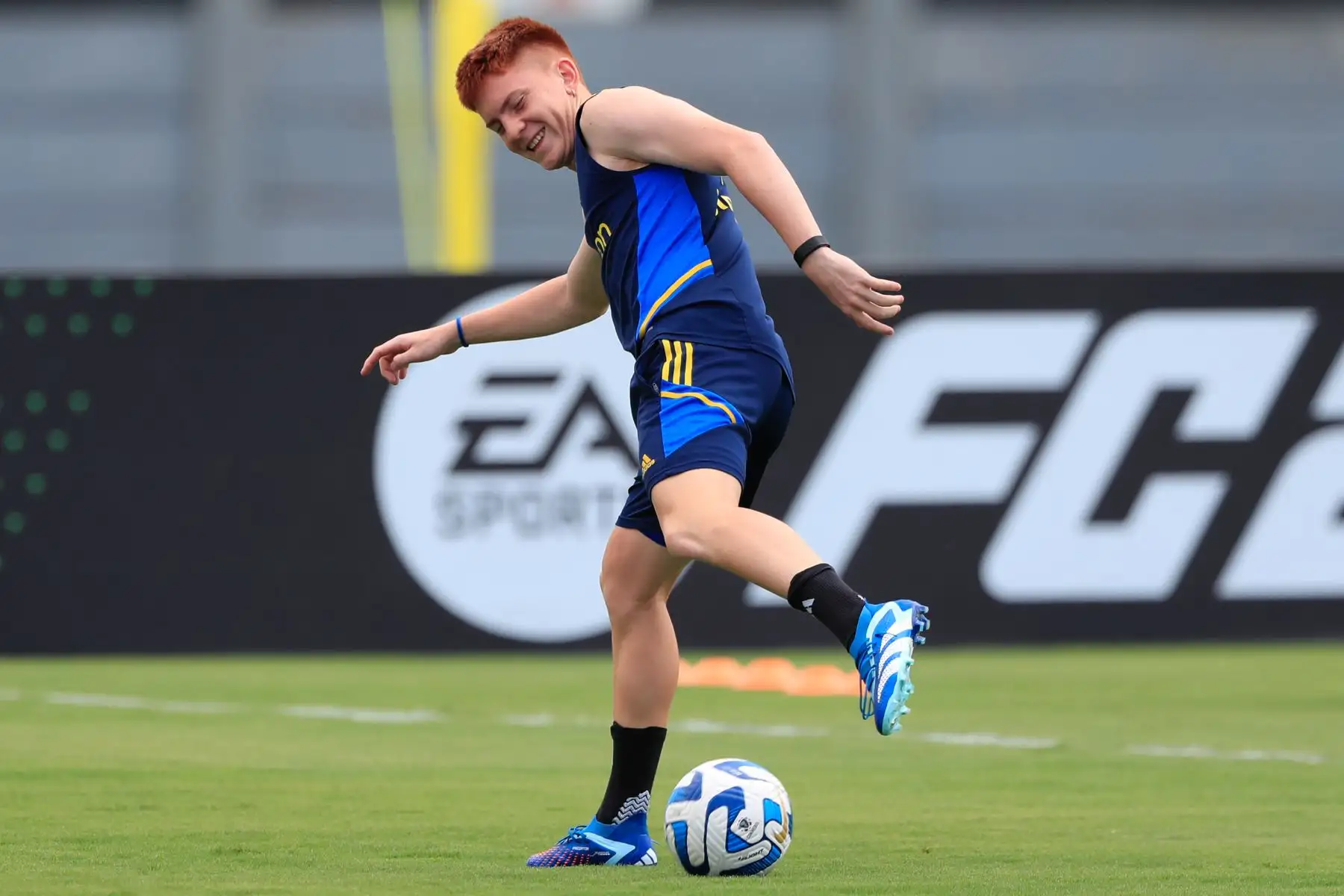 El jugador Valentín Barco controla un balón hoy, durante un entrenamiento del equipo de Boca Juniors en el Centro de Entrenamiento Moacyr Barbosa, en Río de Janeiro (Brasil). La final de la Copa Libertadores se jugará el 4 de noviembre en el estadio Maracaná en Río de Janeiro entre Boca Juniors y el Fluminense. 
Foto: EFE