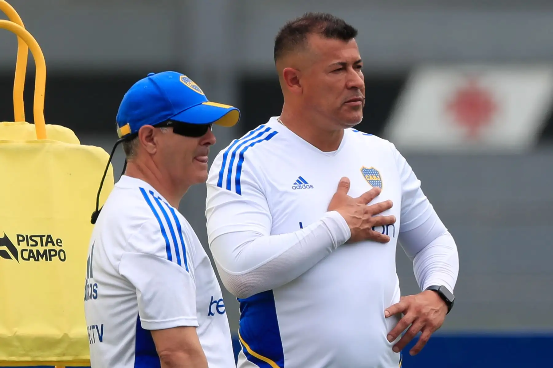 El entrenador Jorge Almirón observa a los jugadores hoy, durante un entrenamiento del equipo de Boca Juniors en el Centro de Entrenamiento Moacyr Barbosa, en Río de Janeiro (Brasil). La final de la Copa Libertadores se jugará el 4 de noviembre en el estadio Maracaná en Río de Janeiro entre Boca Juniors y el Fluminense. 
Foto: EFE