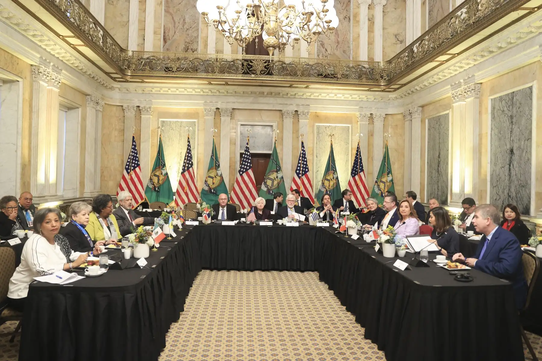 Presidenta Dina Boluarte participa en reunión de trabajo en el marco de las actividades del APEP donde se trataron temas como los desafíos centrales para un crecimiento económico más equitativo y la reforma de las instituciones financieras internacionales. En la cita participaron los jefes de Estado de los países de la Alianza de las Américas para la Prosperidad Económica APEP, como Luis Lacalle de Uruguay, Rodrigo Chaves de Costa Rica, Guillermo Lasso de Ecuador, entre otros.

Foto: ANDINA/Presidencia Perú