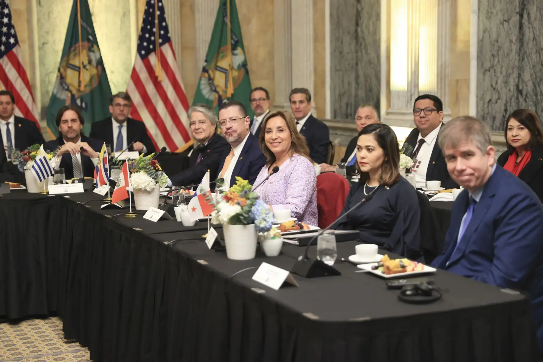 Presidenta Dina Boluarte participa en reunión de trabajo en el marco de las actividades del APEP donde se trataron temas como los desafíos centrales para un crecimiento económico más equitativo y la reforma de las instituciones financieras internacionales. En la cita participaron los jefes de Estado de los países de la Alianza de las Américas para la Prosperidad Económica APEP, como Luis Lacalle de Uruguay, Rodrigo Chaves de Costa Rica, Guillermo Lasso de Ecuador, entre otros.

Foto: ANDINA/Presidencia Perú