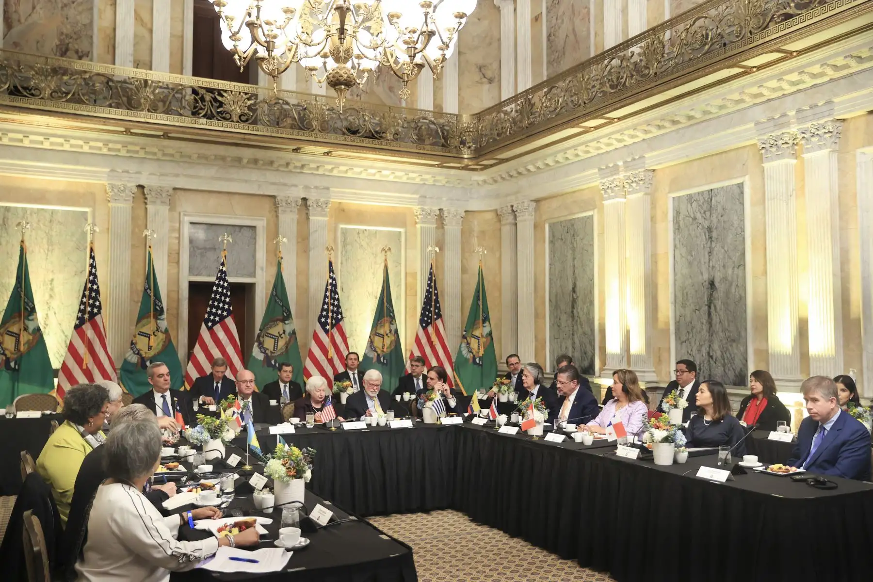 Presidenta Dina Boluarte participa en reunión de trabajo en el marco de las actividades del APEP donde se trataron temas como los desafíos centrales para un crecimiento económico más equitativo y la reforma de las instituciones financieras internacionales. En la cita participaron los jefes de Estado de los países de la Alianza de las Américas para la Prosperidad Económica APEP, como Luis Lacalle de Uruguay, Rodrigo Chaves de Costa Rica, Guillermo Lasso de Ecuador, entre otros.

Foto: ANDINA/Presidencia Perú