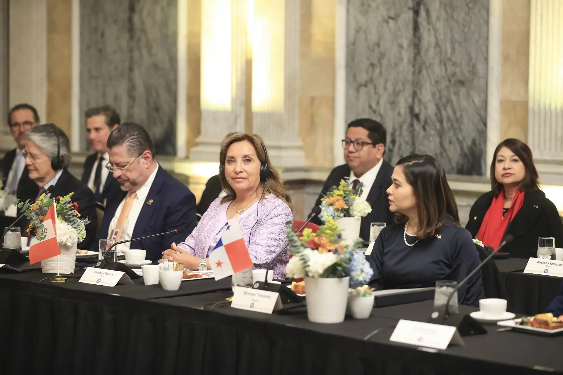 Presidenta Dina Boluarte participa en reunión de trabajo en el marco de las actividades del APEP donde se trataron temas como los desafíos centrales para un crecimiento económico más equitativo y la reforma de las instituciones financieras internacionales. En la cita participaron los jefes de Estado de los países de la Alianza de las Américas para la Prosperidad Económica APEP, como Luis Lacalle de Uruguay, Rodrigo Chaves de Costa Rica, Guillermo Lasso de Ecuador, entre otros.

Foto: ANDINA/Presidencia Perú