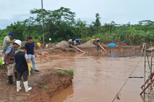Las intensas lluvias registradas en la provincia de Oxapampa provocaron el aumento desmesurado y desborde del río Alvariño, cuyas aguas afectaron trochas carrozables, puentes peatonales y varias viviendas, informó el Centro de Operaciones de Emergencia Regional de Pasco.