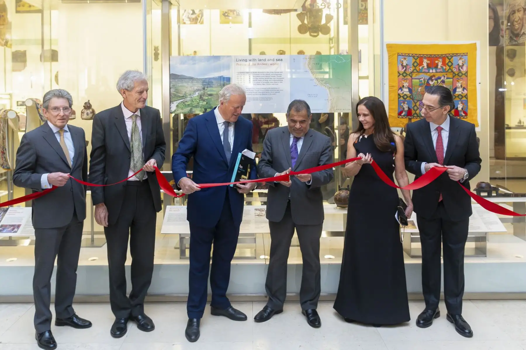 El ministro de Comercio Exterior y Turismo, Juan Carlos Mathews, destacó hoy la inauguración de la primera exhibición permanente de Perú en el Museo Británico, en Londres. Esta cuenta con más de 50 objetos de nuestras culturas Moche, Nasca, Lambayeque, Chimú, Chincha e Inca.  
Foto: ANDINA/MINCETUR