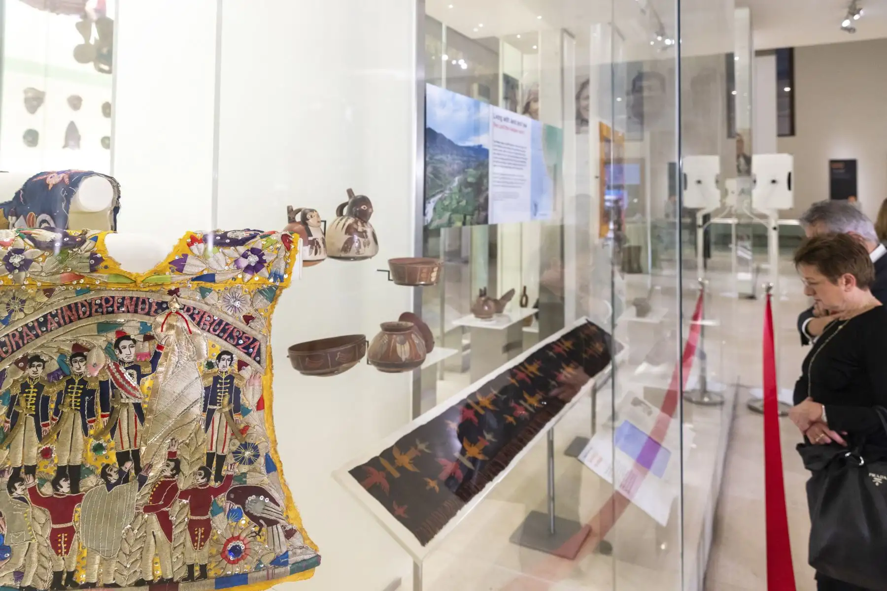 Esta muestra es posible gracias a gestiones de la Comisión de Promoción del Perú para la Exportación y el Turismo (PROMPERÚ), a través de su oficina en Londres. Contó, ademas, con la participación de colaboradores peruanos como Nilda Cañanaupa, tejedora fundadora del Centro de Textiles Tradicionales de Cusco; Manuel Choqque, agricultor e ingeniero agrícola de Chinchero, Cusco; Victor Huamanchumo, pescador de Huanchaco, Trujillo y Nereida Apaza, artista plástica de Arequipa. 
Foto: ANDINA/MINCETUR