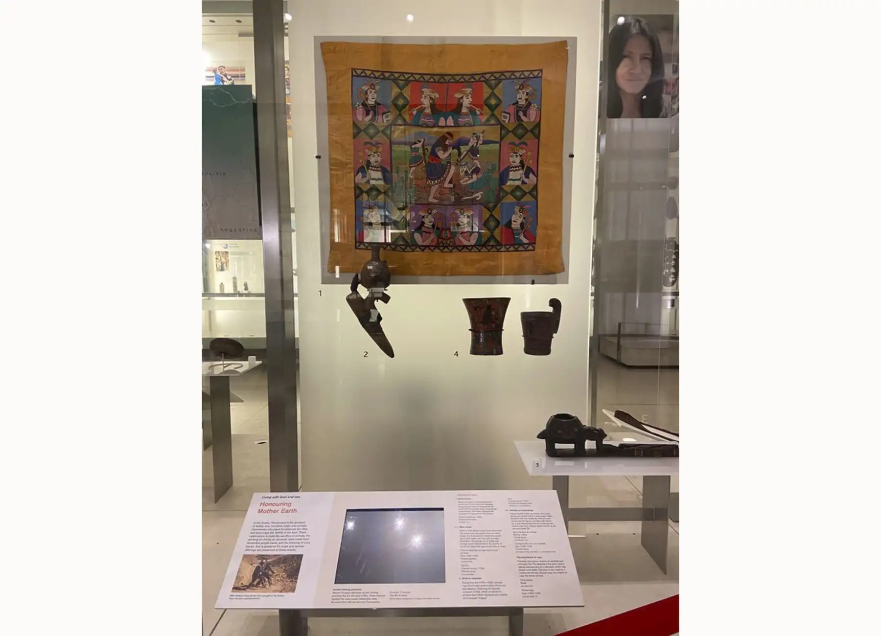 Esta muestra es posible gracias a gestiones de la Comisión de Promoción del Perú para la Exportación y el Turismo (PROMPERÚ), a través de su oficina en Londres. Contó, ademas, con la participación de colaboradores peruanos como Nilda Cañanaupa, tejedora fundadora del Centro de Textiles Tradicionales de Cusco; Manuel Choqque, agricultor e ingeniero agrícola de Chinchero, Cusco; Victor Huamanchumo, pescador de Huanchaco, Trujillo y Nereida Apaza, artista plástica de Arequipa. 
Foto: ANDINA/MINCETUR