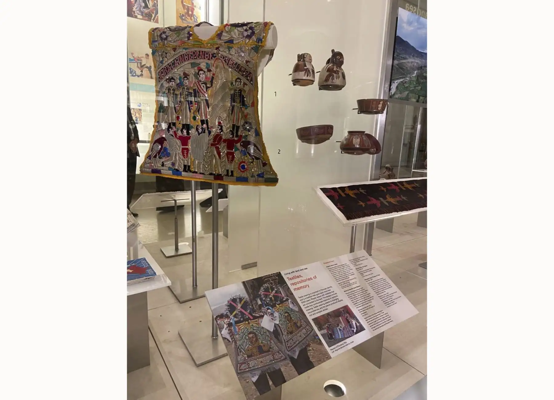 Esta muestra es posible gracias a gestiones de la Comisión de Promoción del Perú para la Exportación y el Turismo (PROMPERÚ), a través de su oficina en Londres. Contó, ademas, con la participación de colaboradores peruanos como Nilda Cañanaupa, tejedora fundadora del Centro de Textiles Tradicionales de Cusco; Manuel Choqque, agricultor e ingeniero agrícola de Chinchero, Cusco; Victor Huamanchumo, pescador de Huanchaco, Trujillo y Nereida Apaza, artista plástica de Arequipa. 
Foto: ANDINA/MINCETUR