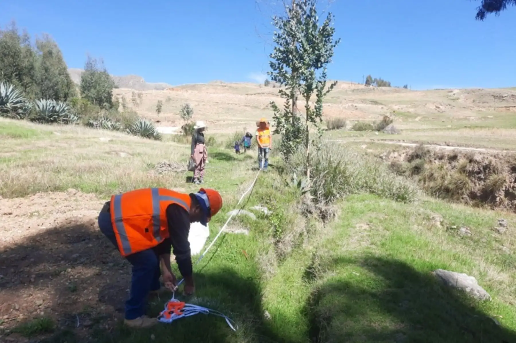 El Ministerio de Desarrollo Agrario y Riego, a través de las Unidades Zonales en regiones del programa Agro Rural, inició la ejecución de 22 obras de rehabilitación de canales de regadío en Áncash, Apurímac, Piura, Arequipa, Ica y Huánuco mediante núcleos ejecutores, en el marco del plan de reactivación económica “Con Punche Perú Agro”, con una inversión de S/ 8,705,832.09.