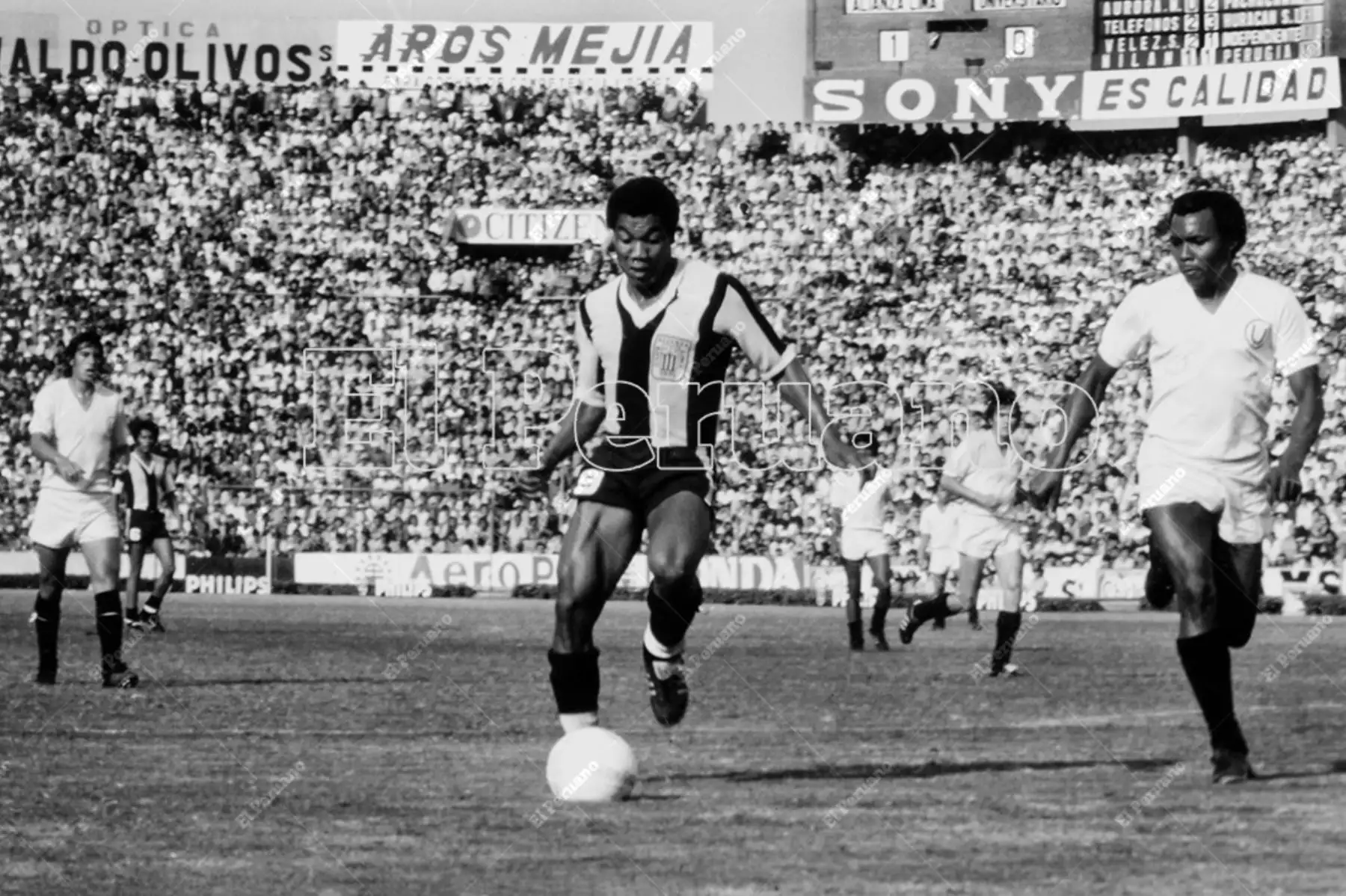 Lima - 3 diciembre 1978 / El delantero Guillermo La Rosa de gran actuación en el triunfo 2-1 de Alianza Lima sobre Universitario de Deportes. Foto: Archivo Histórico de El Peruano