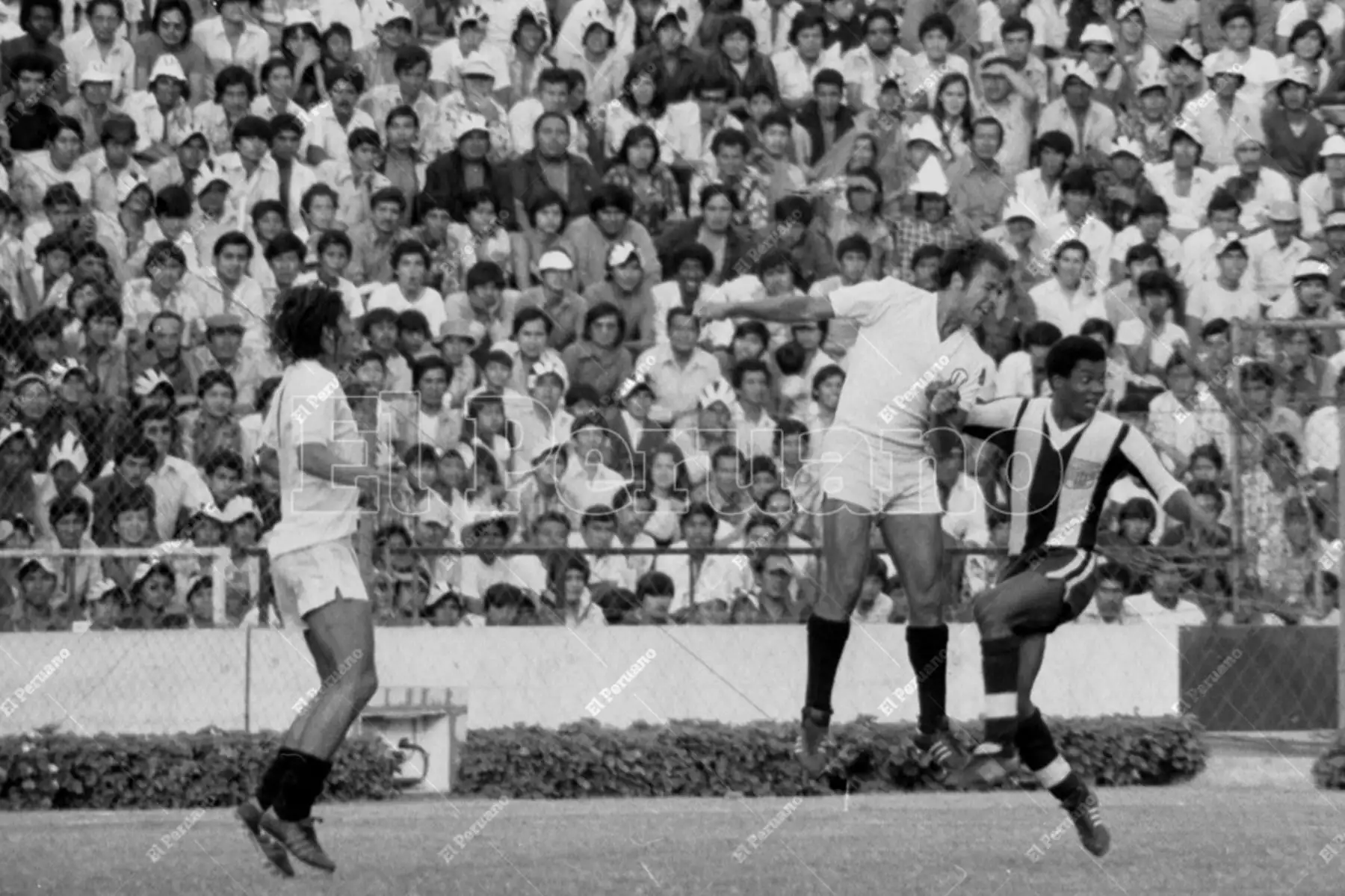 Lima - 3 diciembre 1978 / Fernando Cuéllar despeja el balón ante la arremetida de Guillermo La Rosa. Alianza Lima venció 2-1 a Universitario de Deportes en el clásico del fútbol peruano. Foto: Archivo Histórico de El Peruano / Rómulo Luján