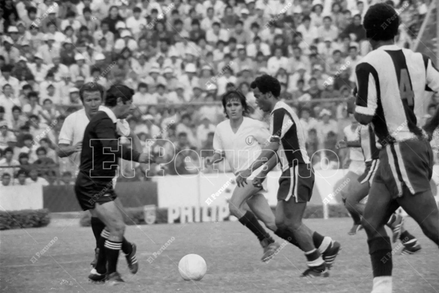 Lima - 3 diciembre 1978 / Teófilo Cubillas de gran actuación en el triunfo 2-1 de Alianza Lima sobre Universitario de Deportes en el clásico del fútbol peruano. Foto: Archivo Histórico de El Peruano / Rómulo Luján