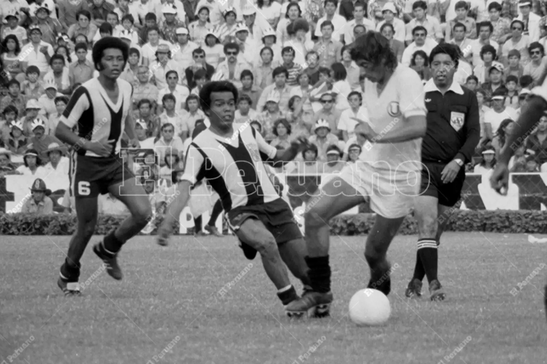 Lima - 3 diciembre 1978 / Germán Leguía y Teófilo Cubillas en el partido que Alianza Lima ganó 2-1 a Universitario de Deportes en el clásico del fútbol peruano. Foto: Archivo Histórico de El Peruano / Rómulo Luján