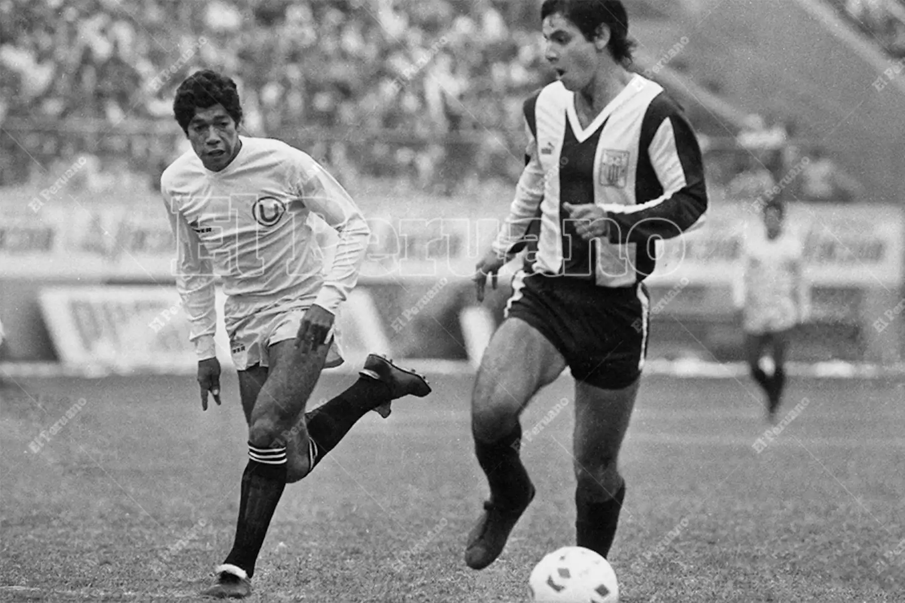 Lima - 1 noviembre 1987 / Alfredo Tomasini intenta superar la marca de Pedro Requena. Alianza Lima derrotó 1-0 a Universitario de Deportes por el Torneo Descentralizado. Foto: Rómulo Luján