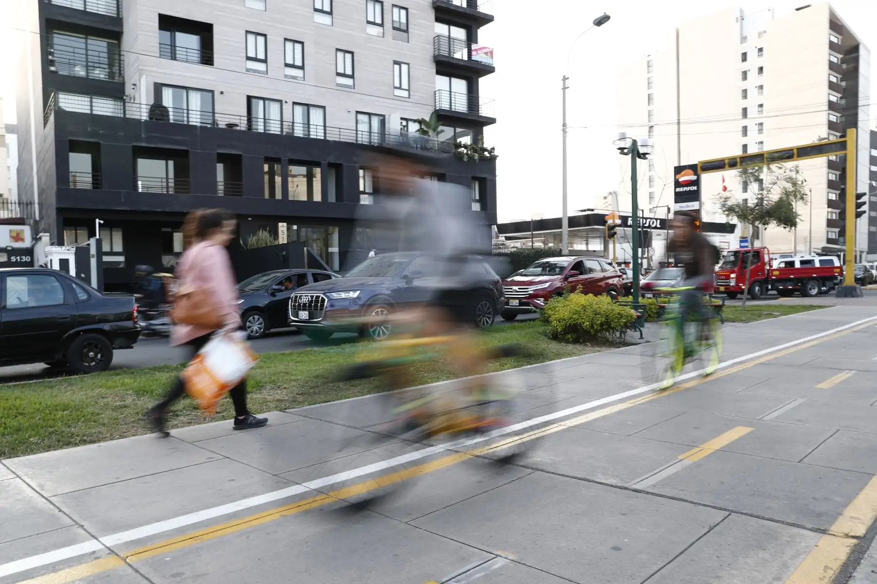 Uno de los lugares más accesibles para practicar actividades recreativas y deportivas es la avenida Arequipa, una vía emblemática de la capital que recorre parte del Cercado de Lima, así como los distritos de Lince, San Isidro y Miraflores a lo largo de 52 cuadras. Foto: ANDINA/Daniel Bracamonte