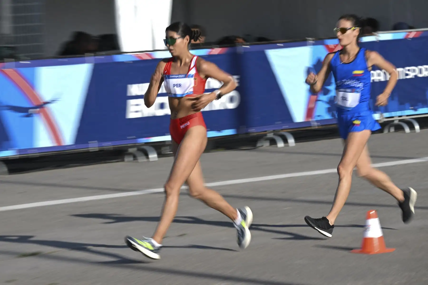 Kimberly García de Perú y Sandra Arenas de Colombia compiten en la final de relevos mixtos de caminata de maratón de los Juegos Panamericanos Santiago 2023 en la Explanada Campo de Marte en Santiago el 4 de noviembre de 2023. Foto: ANDINA/ AFP