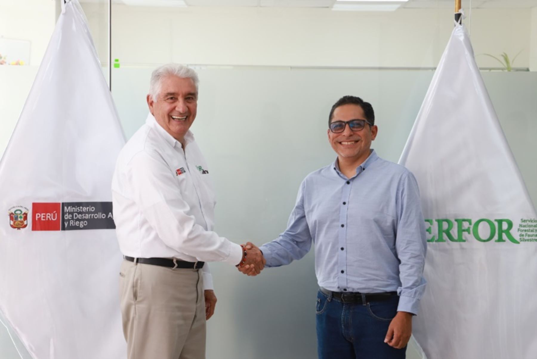 Luego de obtener el primer lugar en un proceso de concurso público, el ingeniero Daniel Martín Rivera Chumbiray asumió hoy el cargo de coordinador ejecutivo del programa Bosques Productivos Sostenibles del Servicio Nacional Forestal y de Fauna Silvestre (Serfor) del Ministerio de Desarrollo Agrario y Riego.