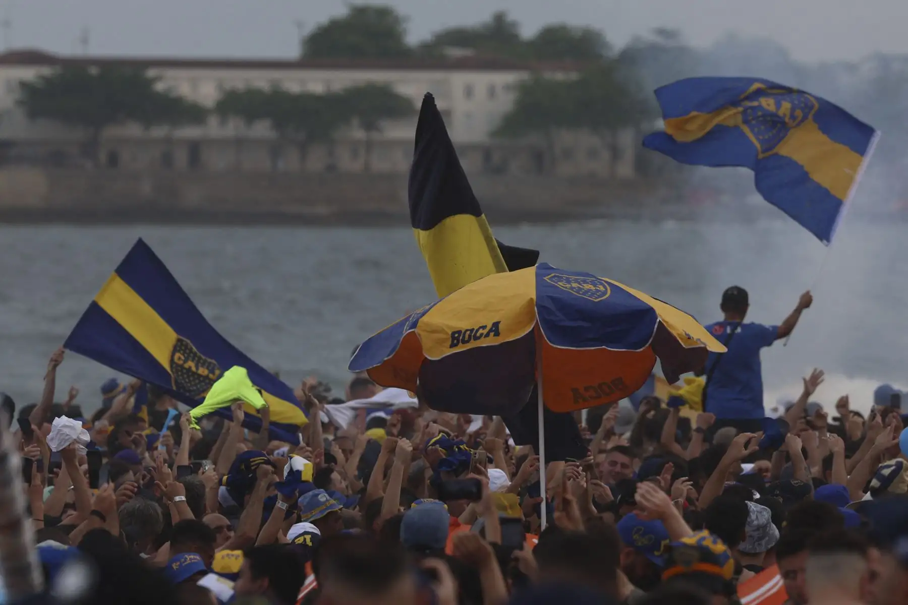 Los fanáticos de Boca Juniors de Argentina se reúnen en la playa de Copacabana en Río de Janeiro, Brasil, el 3 de noviembre de 2023, en vísperas de la final del partido de fútbol de la Copa Libertadores entre el Fluminense de Brasil y el Boca Juniors de Argentina. Foto: ANDINA/AFP