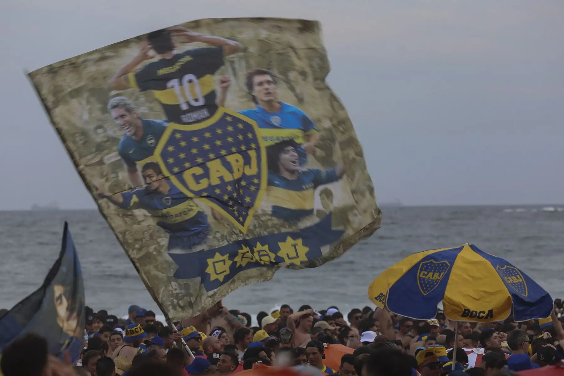 Los fanáticos de Boca Juniors de Argentina se reúnen en la playa de Copacabana en Río de Janeiro, Brasil, el 3 de noviembre de 2023, en vísperas de la final del partido de fútbol de la Copa Libertadores entre el Fluminense de Brasil y el Boca Juniors de Argentina. Foto: ANDINA/AFP