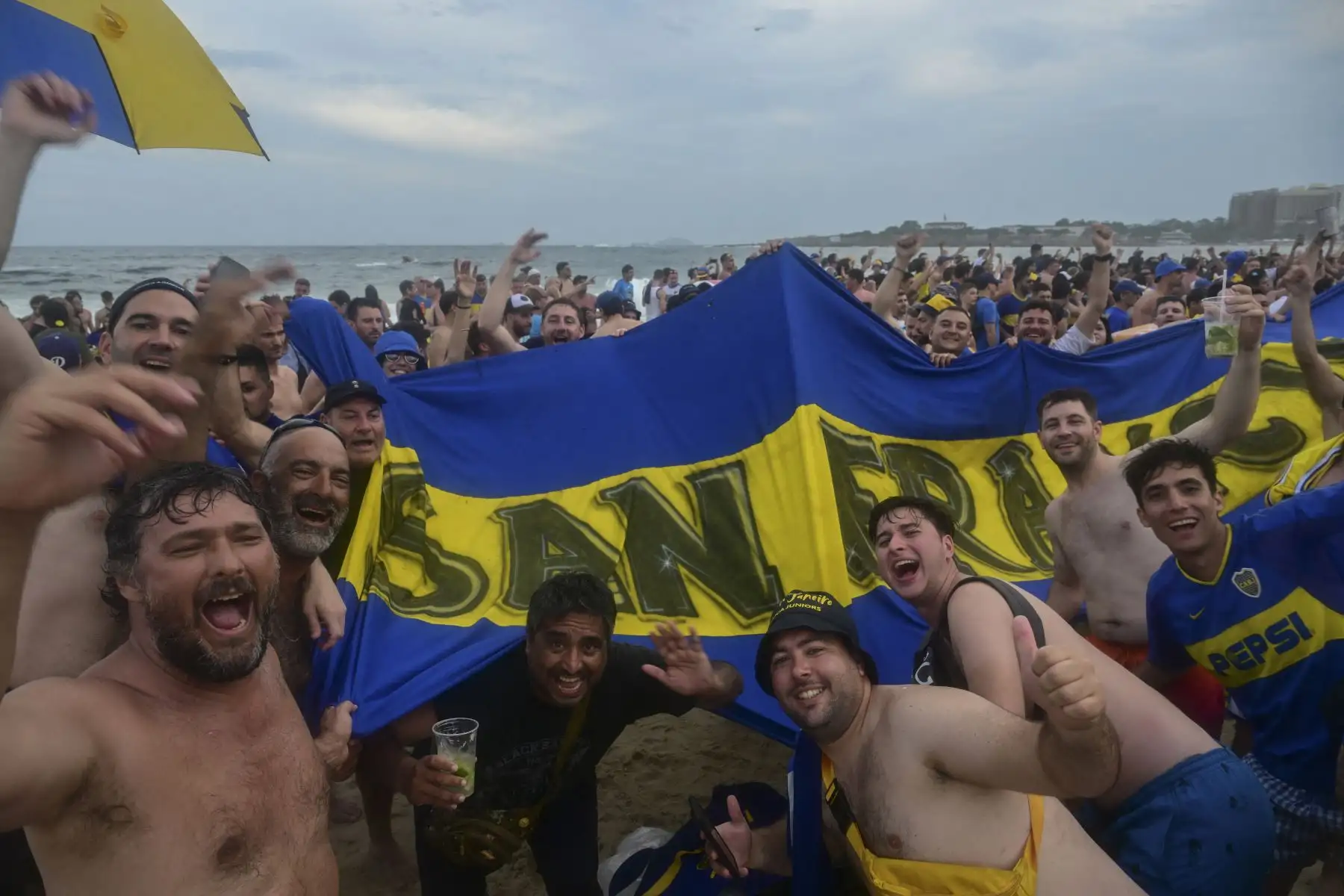 Los fanáticos de Boca Juniors de Argentina se reúnen en la playa de Copacabana en Río de Janeiro, Brasil, el 3 de noviembre de 2023, en vísperas de la final del partido de fútbol de la Copa Libertadores entre el Fluminense de Brasil y el Boca Juniors de Argentina. Foto: ANDINA/AFP
​