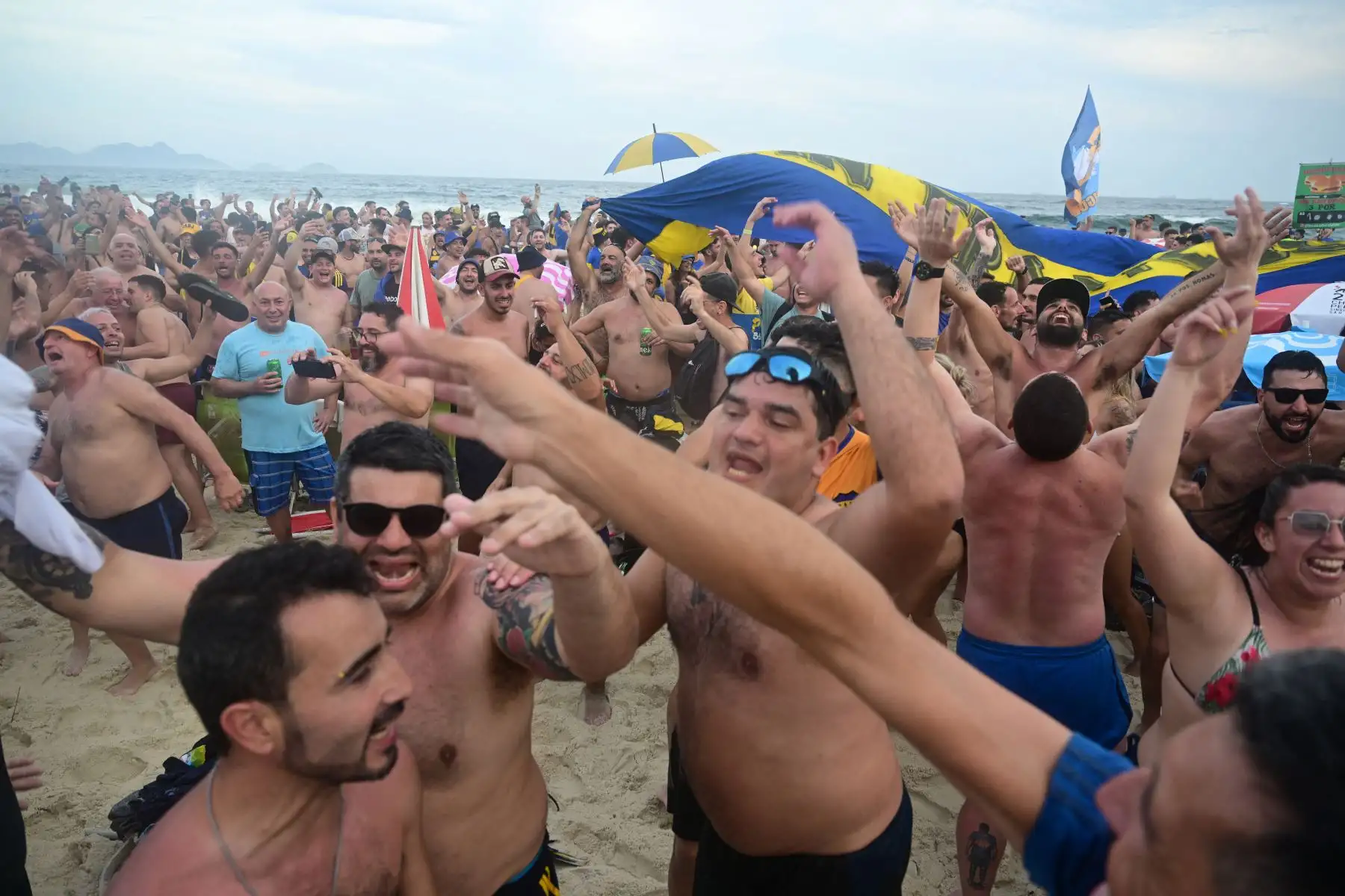 Los fanáticos de Boca Juniors de Argentina se reúnen en la playa de Copacabana en Río de Janeiro, Brasil, el 3 de noviembre de 2023, en vísperas de la final del partido de fútbol de la Copa Libertadores entre el Fluminense de Brasil y el Boca Juniors de Argentina. Foto: ANDINA/AFP