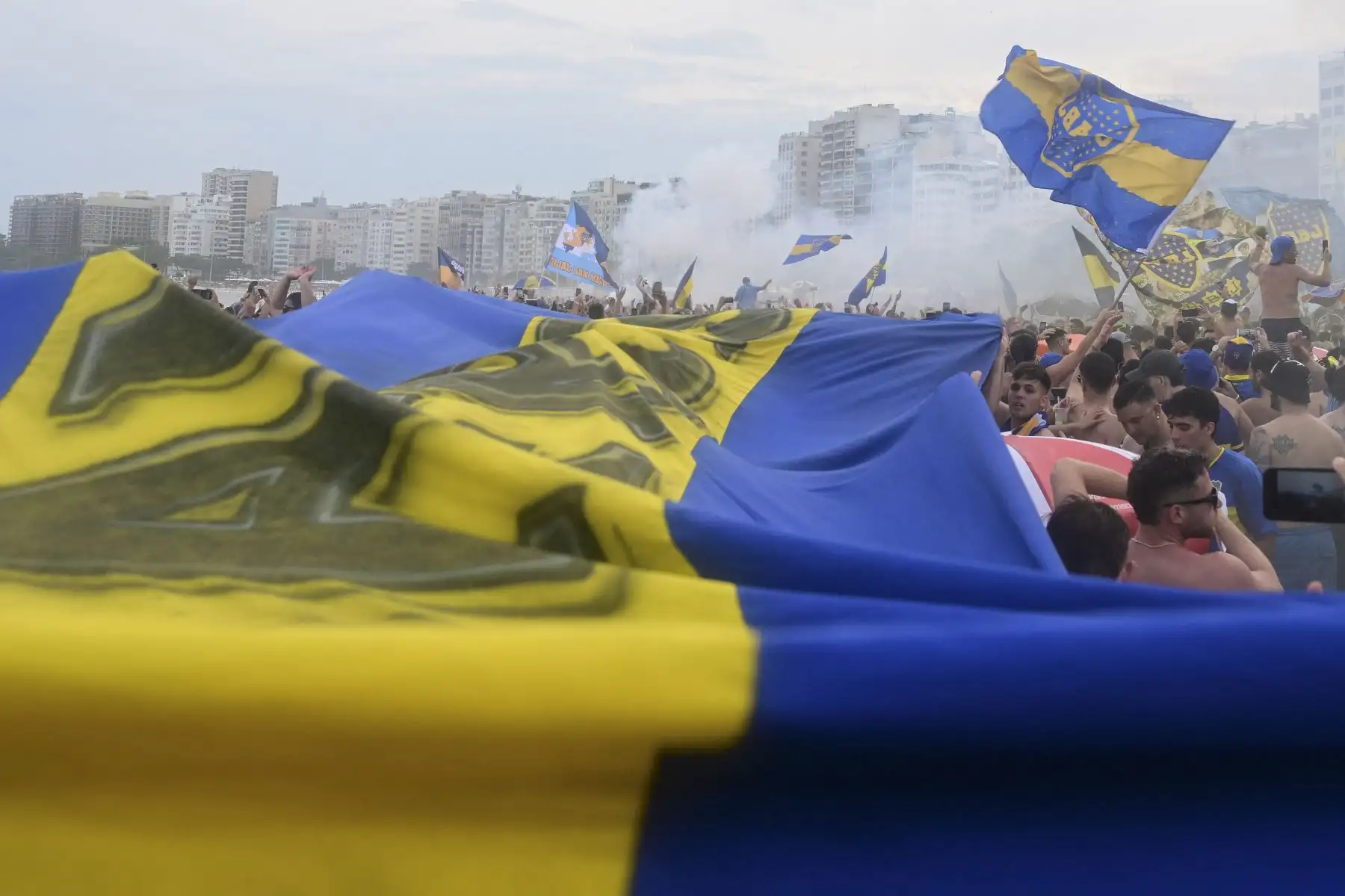 Los fanáticos de Boca Juniors de Argentina se reúnen en la playa de Copacabana en Río de Janeiro, Brasil, el 3 de noviembre de 2023, en vísperas de la final del partido de fútbol de la Copa Libertadores entre el Fluminense de Brasil y el Boca Juniors de Argentina. Foto: ANDINA/AFP